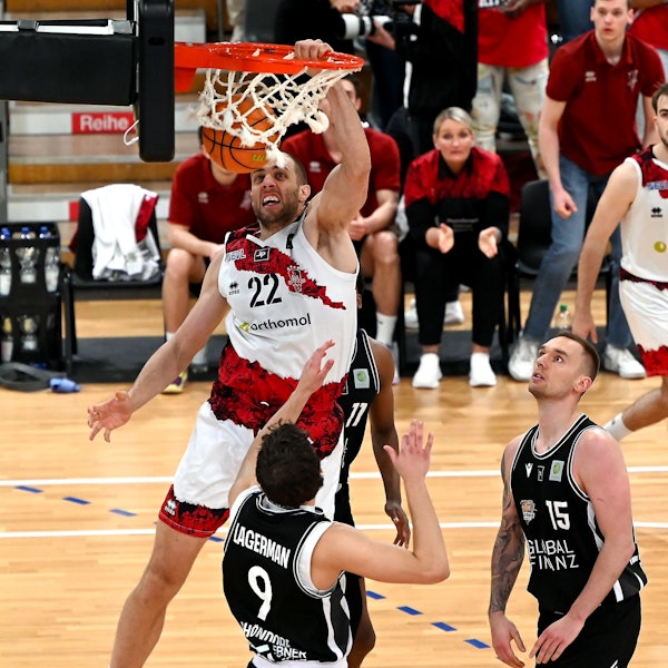 19-04.2025, Basketball-Bayer Giants-Rhöndorf
Korb voin Dennis Heinzmann (Bayer)
rechts: Marco Rahn (Rhöndorf)
Foto: Uli Herhaus