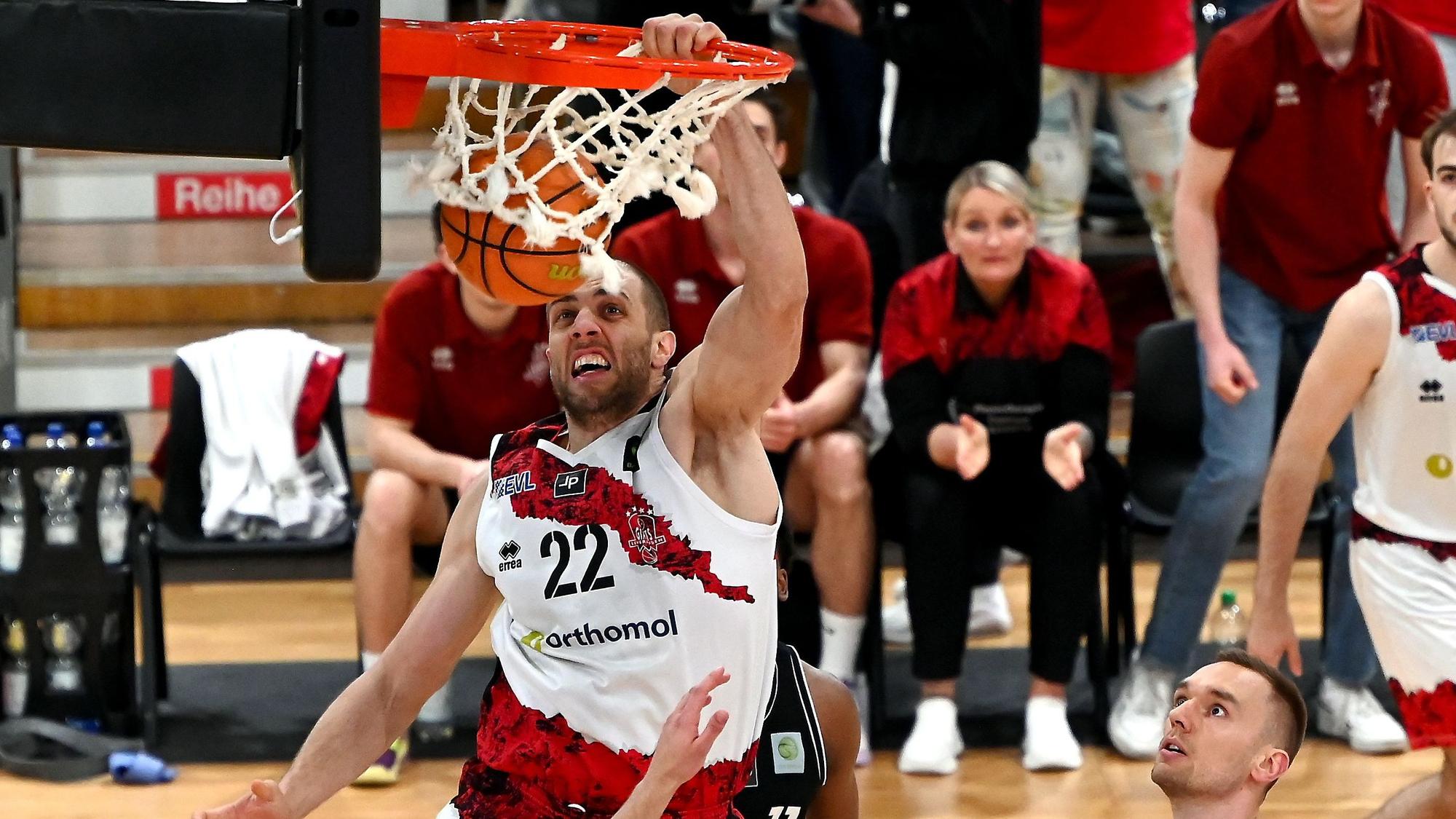 19-04.2025, Basketball-Bayer Giants-Rhöndorf
Korb voin Dennis Heinzmann (Bayer)
rechts: Marco Rahn (Rhöndorf)
Foto: Uli Herhaus