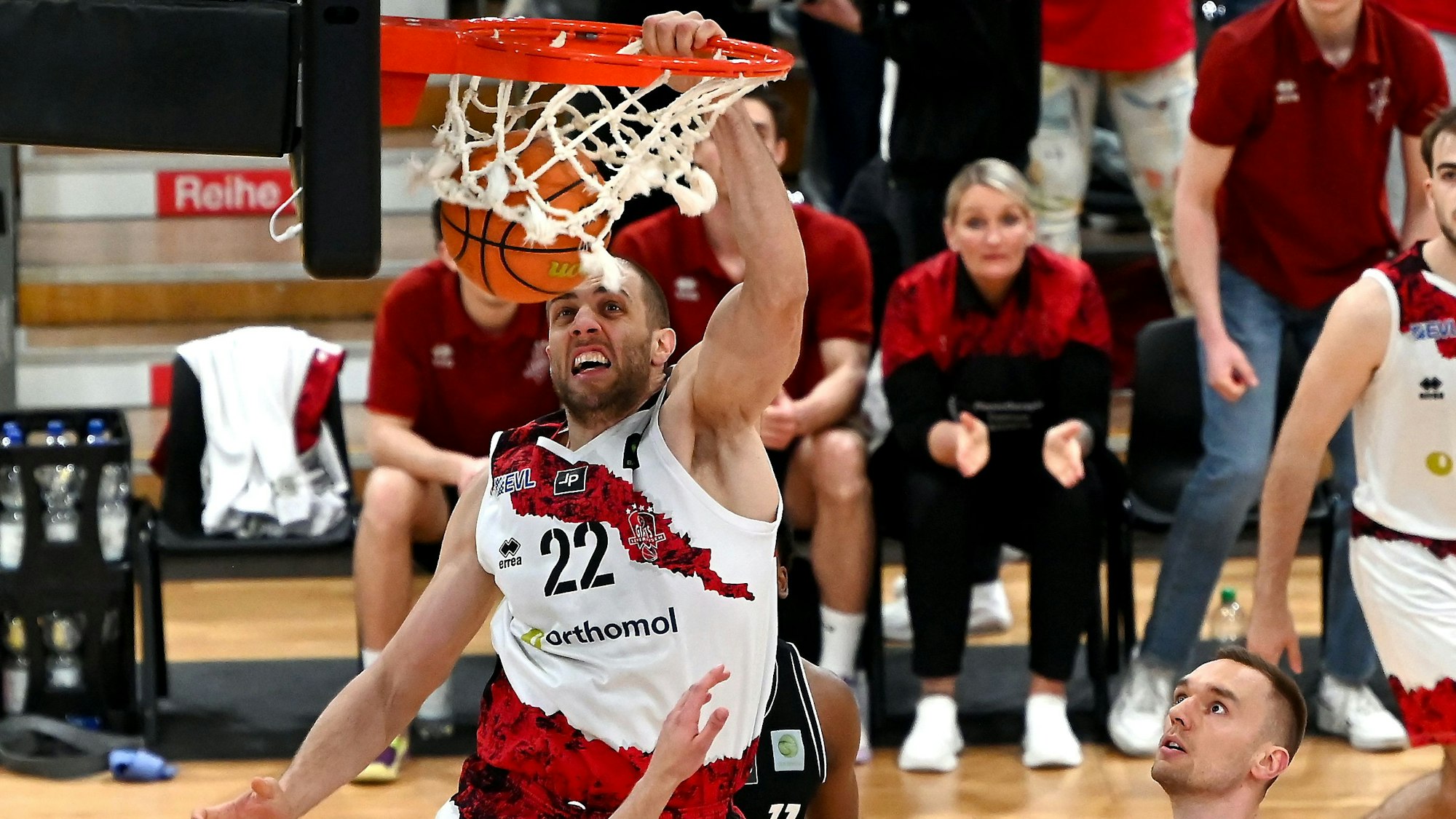 19-04.2025, Basketball-Bayer Giants-Rhöndorf
Korb voin Dennis Heinzmann (Bayer)
rechts: Marco Rahn (Rhöndorf)
Foto: Uli Herhaus