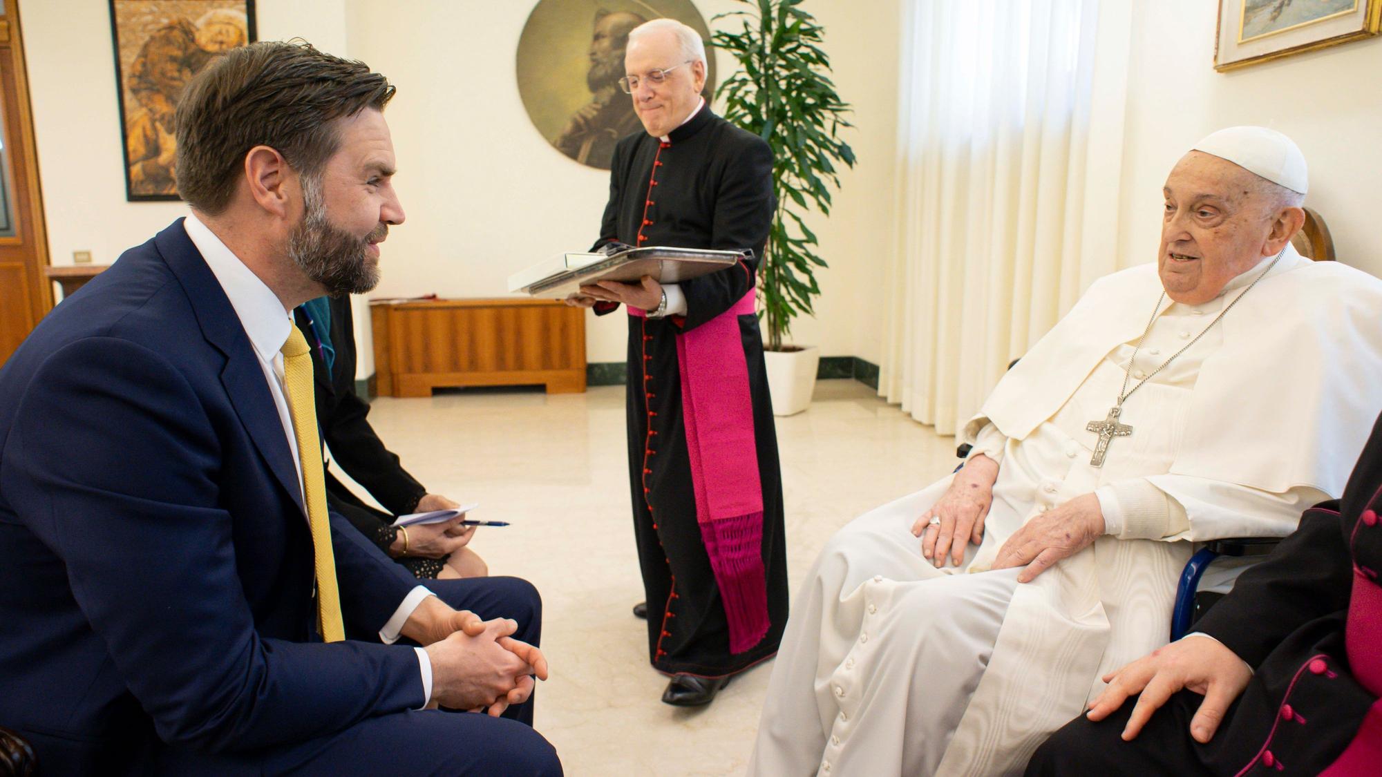 Papst Franziskus empfängt kurz vor seinem Tod noch den US-Vizepräsidenten JD Vance (l.).