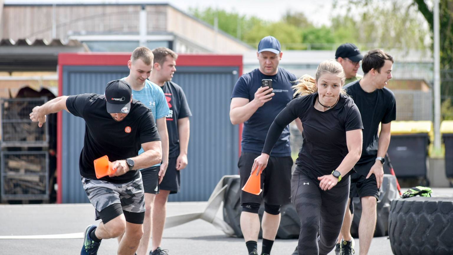 Das Foto zeigt die Sportler bei Lauftraining und Sprintübungen.