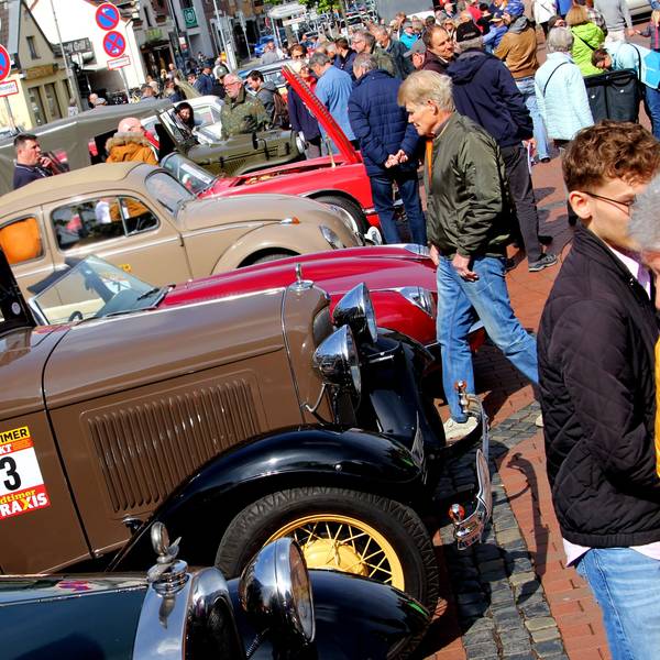 Das Foto zeigt Oldtimer und Besucher der Veranstaltung „Ahl Häre, ahl Blech“.