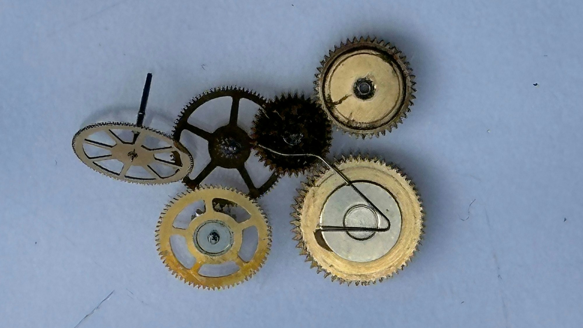 Fingerspitzengefühl ist bei den kleinen Rädern im Inneren der Uhren gefragt.