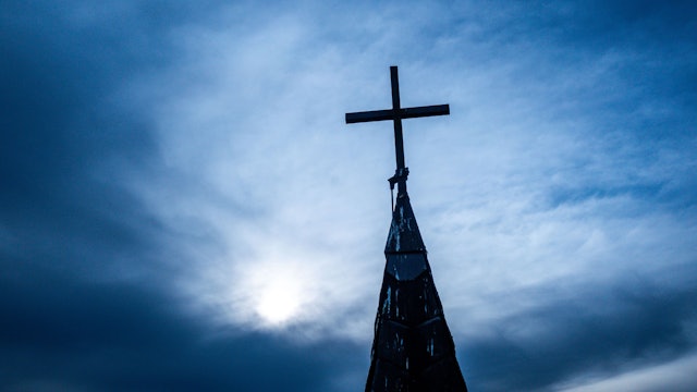 Ein Kirchenkreuz auf dem Dach der entwidmeten ehemaligen katholischen Kirche Mariä Geburt in Pogreß/Mecklenburg-Vorpommern (Luftaufnahme mit einer Drohne). Die 1949 mit Feldsteinen errichtete Kirche wird seit 2024 nicht mehr von Erzbistum Hamburg genutzt.