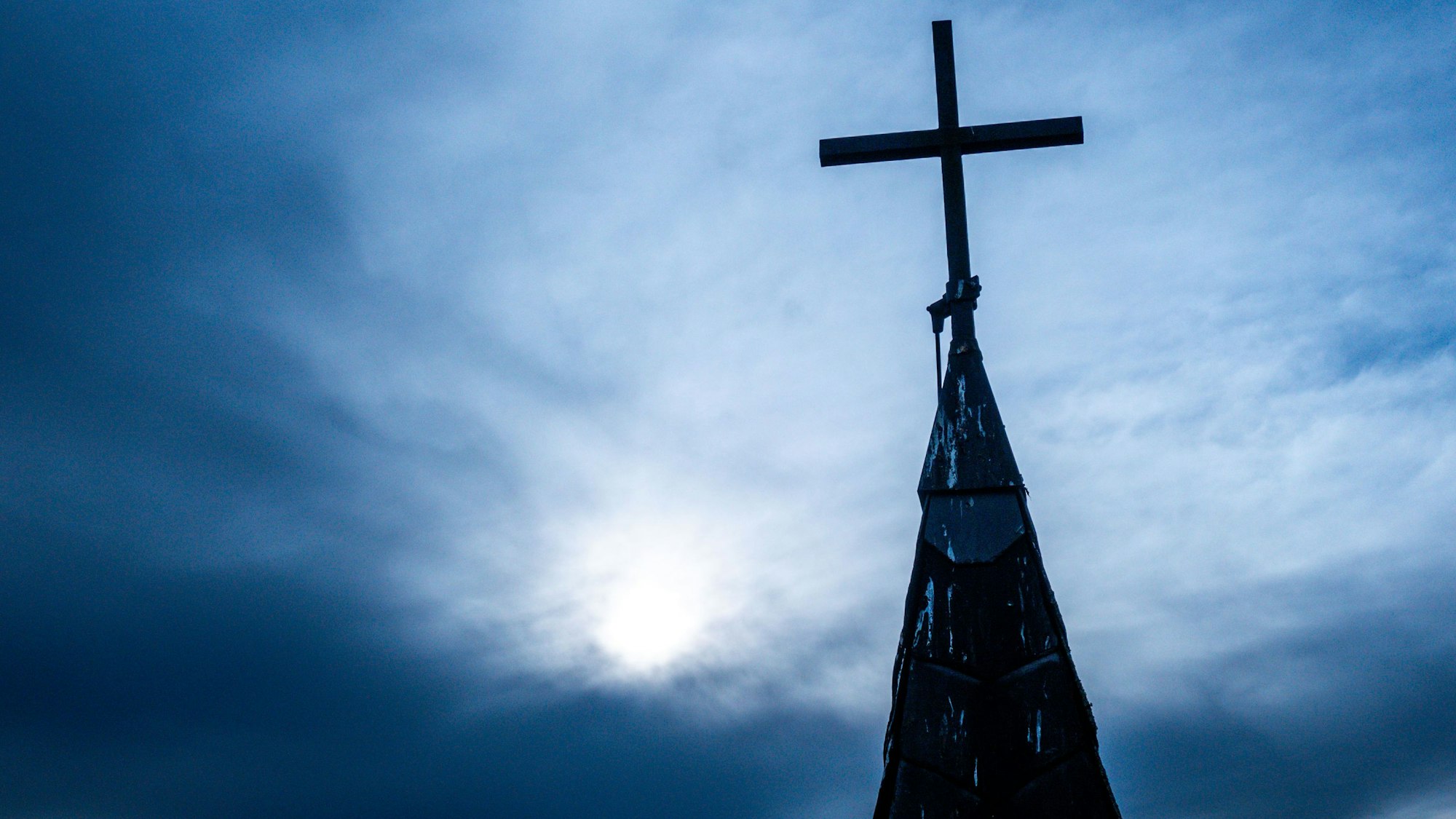 Ein Kirchenkreuz auf dem Dach der entwidmeten ehemaligen katholischen Kirche Mariä Geburt in Pogreß/Mecklenburg-Vorpommern (Luftaufnahme mit einer Drohne). Die 1949 mit Feldsteinen errichtete Kirche wird seit 2024 nicht mehr von Erzbistum Hamburg genutzt.