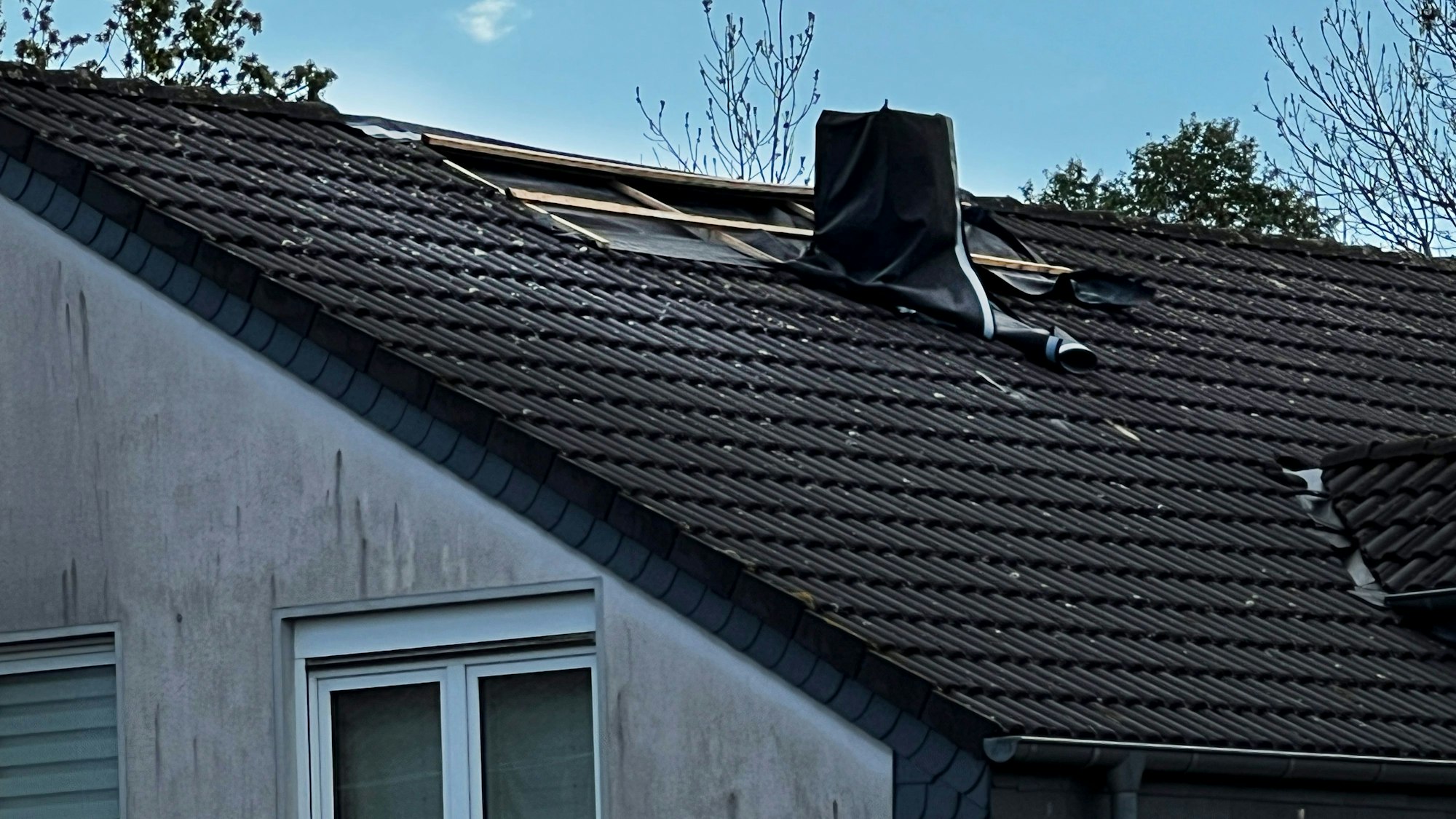 Ein Blitz schlug ins Dach im Haus Steinbücheler Weg 6 ein. Foto: Ralf Krieger