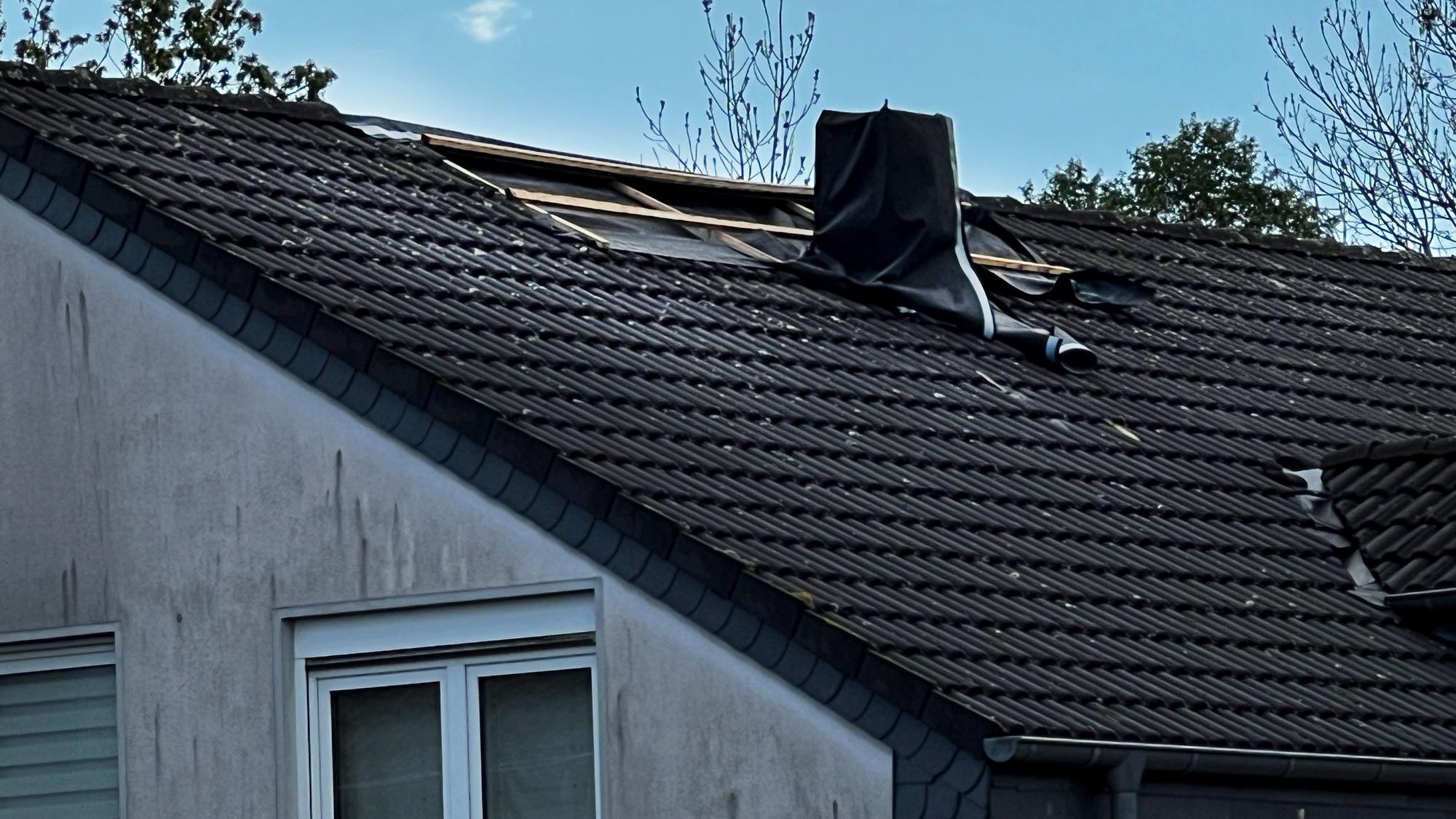 Ein Blitz schlug ins Dach im Haus Steinbücheler Weg 6 ein. Foto: Ralf Krieger