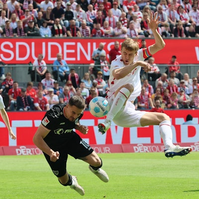 1. FC Köln vs. Preußen Münster, 30. Spieltag, 20.04.2025, 13.30 Uhr, von links: Sebastian Mrowca (Münster), Timo Hübers (1. FC Köln), Bild: Herbert Bucco