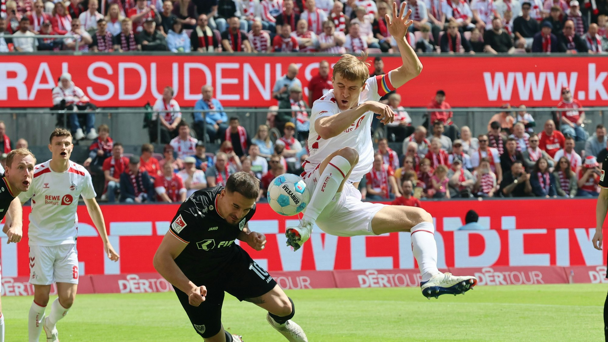 1. FC Köln vs. Preußen Münster, 30. Spieltag, 20.04.2025, 13.30 Uhr, von links: Sebastian Mrowca (Münster), Timo Hübers (1. FC Köln), Bild: Herbert Bucco