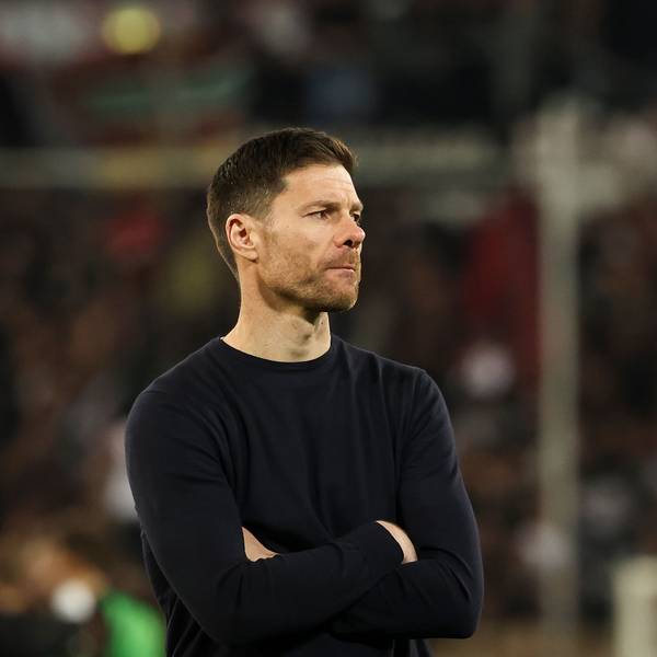 20.04.2025, Hamburg: Fußball: Bundesliga, FC St. Pauli - Bayer Leverkusen, 30. Spieltag, Millerntor-Stadion, Leverkusens Trainer Xabi Alonso steht nach dem Spiel auf dem Platz vor den Fans. Foto: Christian Charisius/dpa - WICHTIGER HINWEIS: Gemäß den Vorgaben der DFL Deutsche Fußball Liga bzw. des DFB Deutscher Fußball-Bund ist es untersagt, in dem Stadion und/oder vom Spiel angefertigte Fotoaufnahmen in Form von Sequenzbildern und/oder videoähnlichen Fotostrecken zu verwerten bzw. verwerten zu lassen. +++ dpa-Bildfunk +++