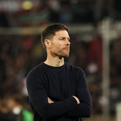 20.04.2025, Hamburg: Fußball: Bundesliga, FC St. Pauli - Bayer Leverkusen, 30. Spieltag, Millerntor-Stadion, Leverkusens Trainer Xabi Alonso steht nach dem Spiel auf dem Platz vor den Fans. Foto: Christian Charisius/dpa - WICHTIGER HINWEIS: Gemäß den Vorgaben der DFL Deutsche Fußball Liga bzw. des DFB Deutscher Fußball-Bund ist es untersagt, in dem Stadion und/oder vom Spiel angefertigte Fotoaufnahmen in Form von Sequenzbildern und/oder videoähnlichen Fotostrecken zu verwerten bzw. verwerten zu lassen. +++ dpa-Bildfunk +++