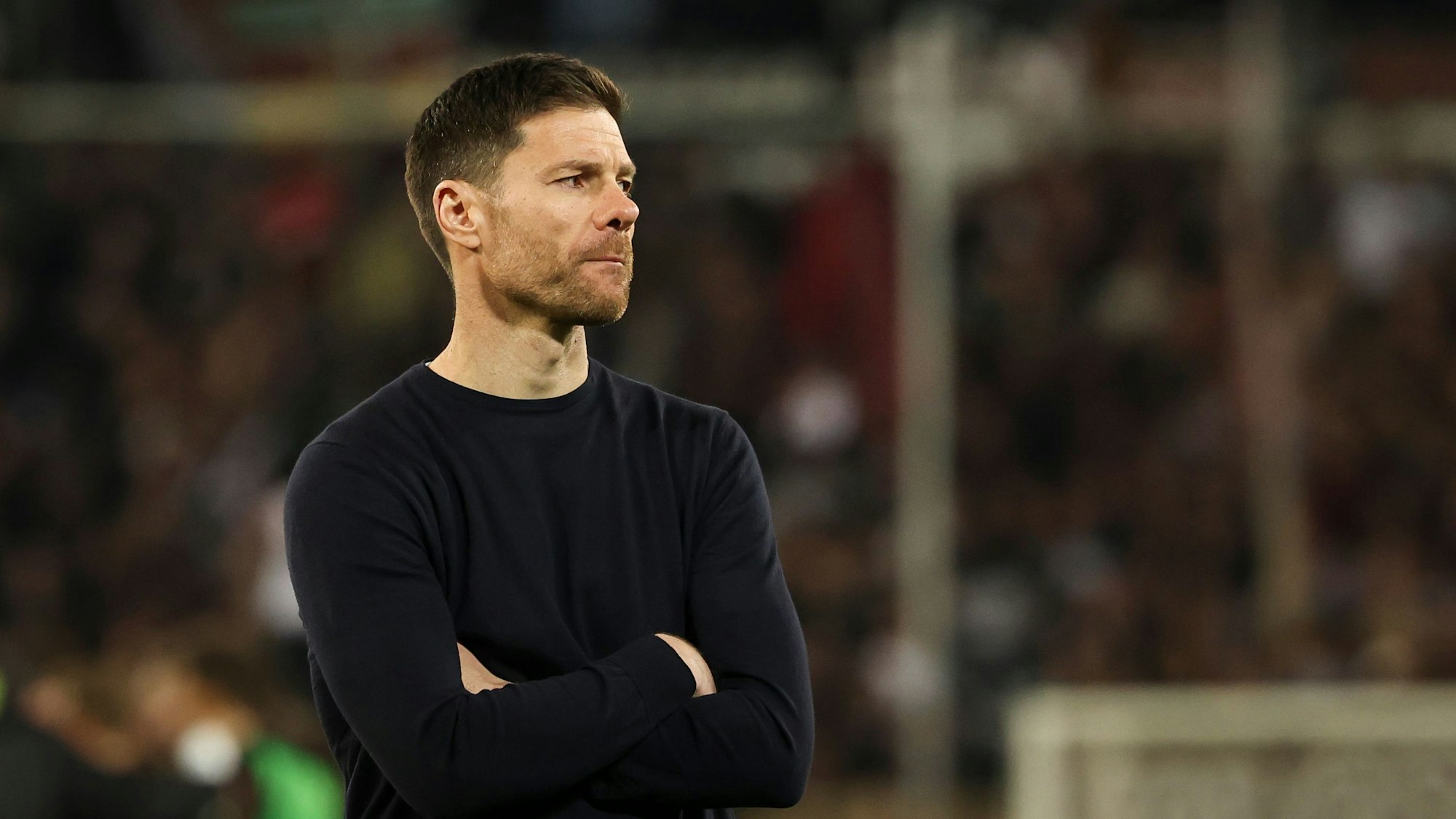 20.04.2025, Hamburg: Fußball: Bundesliga, FC St. Pauli - Bayer Leverkusen, 30. Spieltag, Millerntor-Stadion, Leverkusens Trainer Xabi Alonso steht nach dem Spiel auf dem Platz vor den Fans. Foto: Christian Charisius/dpa - WICHTIGER HINWEIS: Gemäß den Vorgaben der DFL Deutsche Fußball Liga bzw. des DFB Deutscher Fußball-Bund ist es untersagt, in dem Stadion und/oder vom Spiel angefertigte Fotoaufnahmen in Form von Sequenzbildern und/oder videoähnlichen Fotostrecken zu verwerten bzw. verwerten zu lassen. +++ dpa-Bildfunk +++