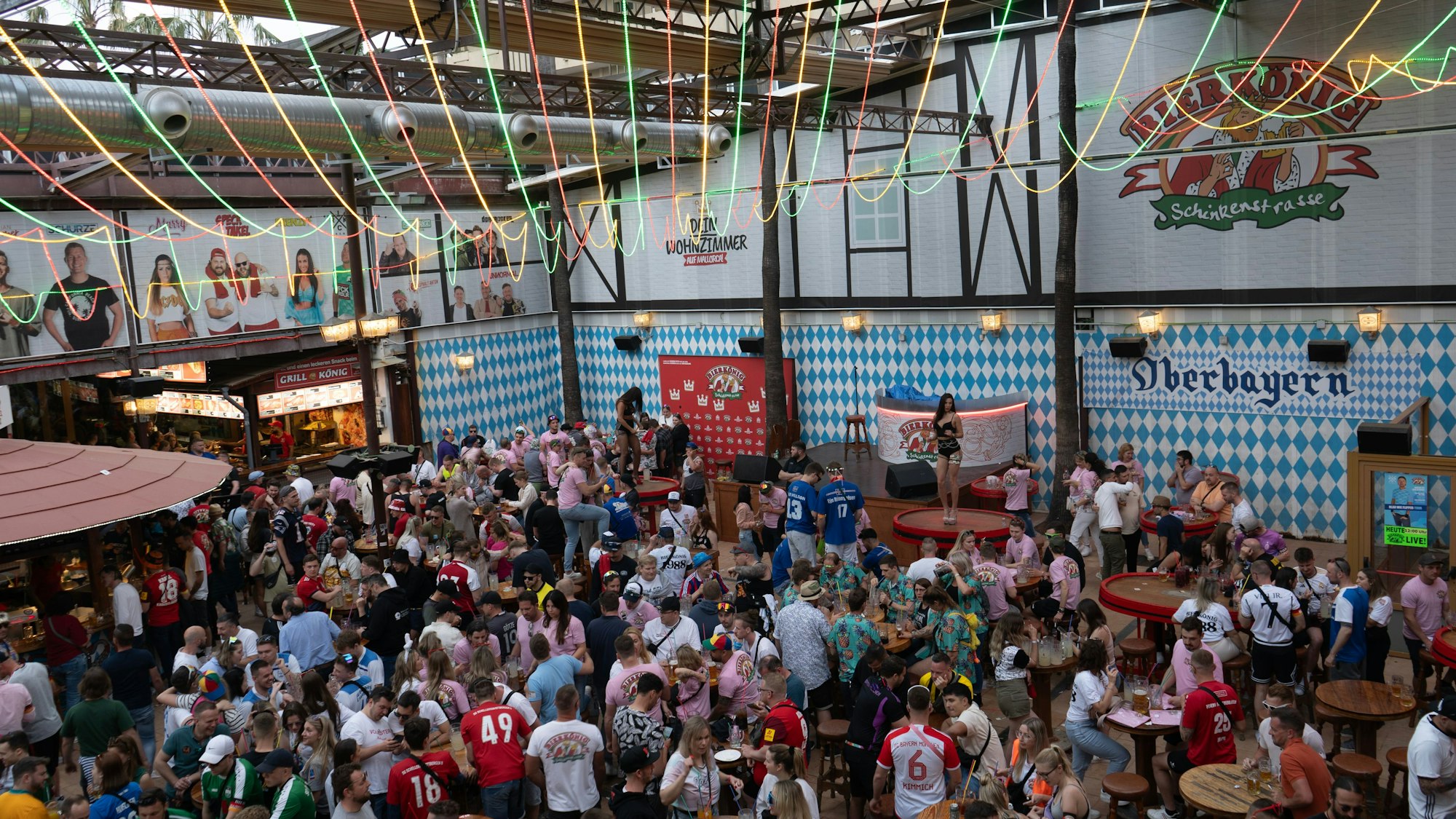 Zahlreiche Gäste sind im Bierkönig. (Archivbild)