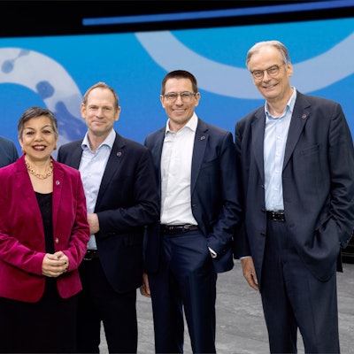 Covestros Vorstand mit dem Vorsitzenden Markus Steilemann, Vertriebschefin Sucheta Govil, Technikchef Thorsten Dreier, Finanzchef Christian Baier und dem Vorsitzenden des Aufsichtsrats, Richard Pott.