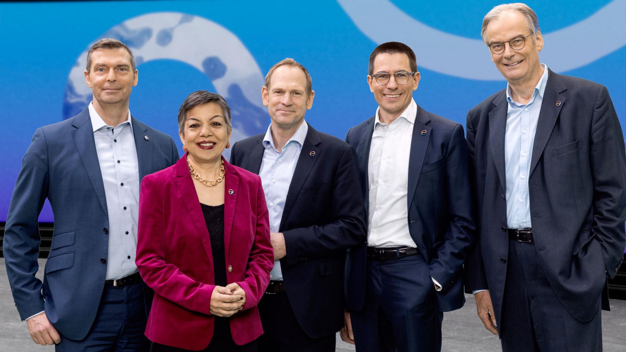 Covestros Vorstand mit dem Vorsitzenden Markus Steilemann, Vertriebschefin Sucheta Govil, Technikchef Thorsten Dreier, Finanzchef Christian Baier und dem Vorsitzenden des Aufsichtsrats, Richard Pott.