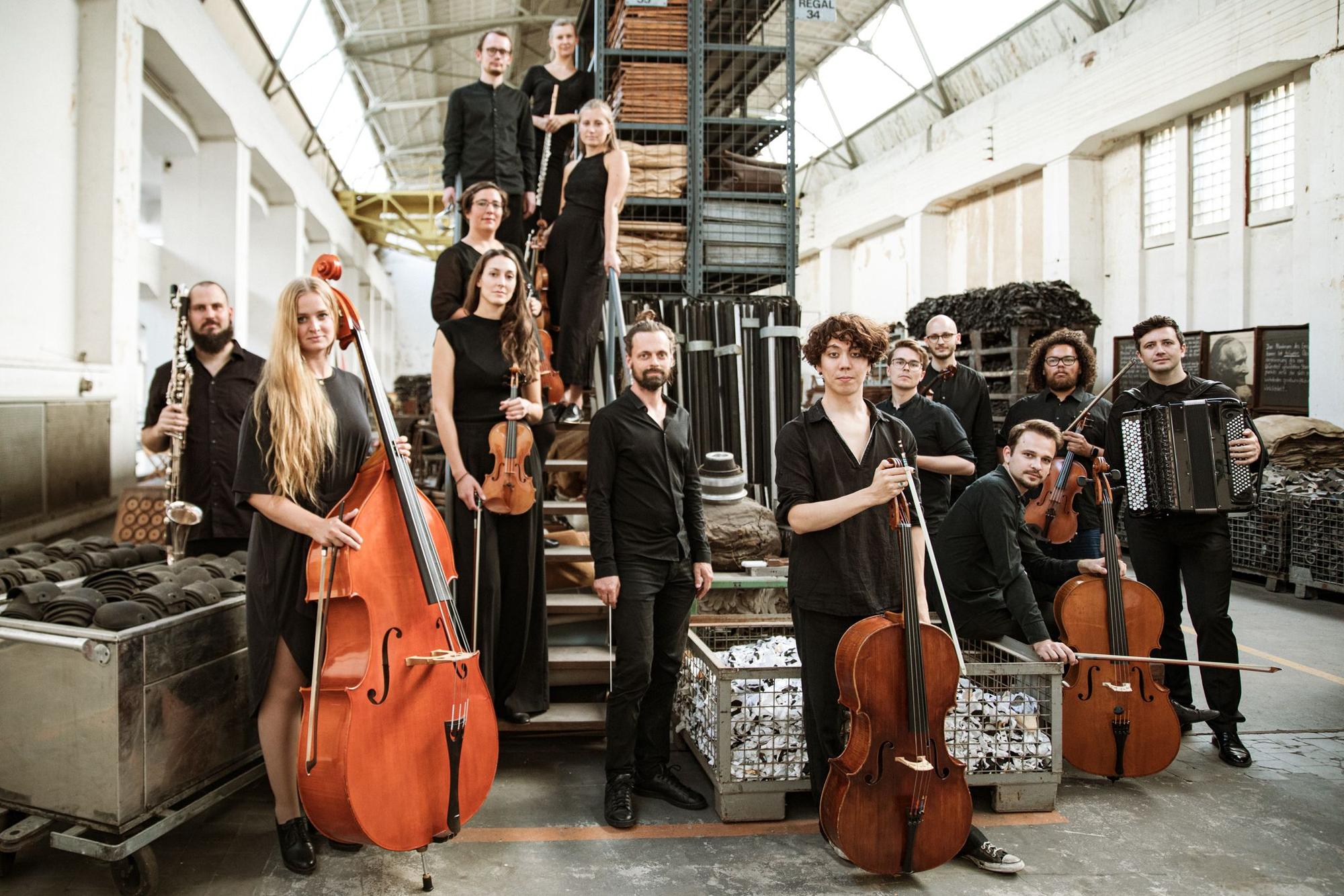 Das Orchester im Treppenhaus kommt mit „Disco“ nach Leverkusen.