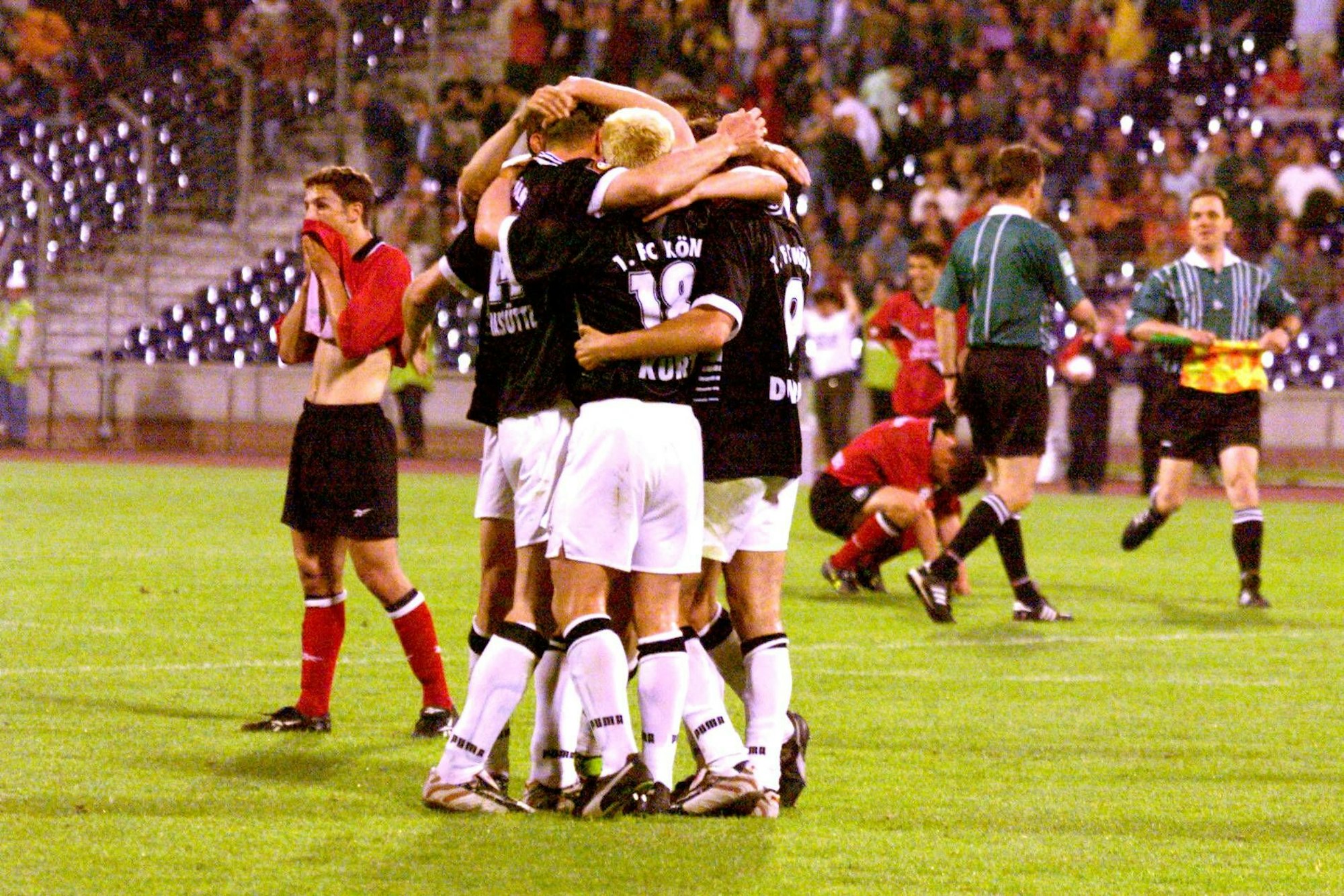 Bildnummer: 00201203 Datum: 08.05.2000 Copyright: imago/Rust
Die Kölner jubeln nach dem Schlußpfiff; quer, Mannschaftsjubel, Jubel, Umarmung, umarmen, Spielertraube, Schlussjubel, Schlußjubel, Aufstieg, Aufsteiger Saison 1999/2000, Hannover 96 - 1. FC Köln 3:5 Hannover Niedersachsenstadion Freude, Fußball 2. BL Herren Mannschaft Deutschland Gruppenbild optimistisch Randmotiv Personen