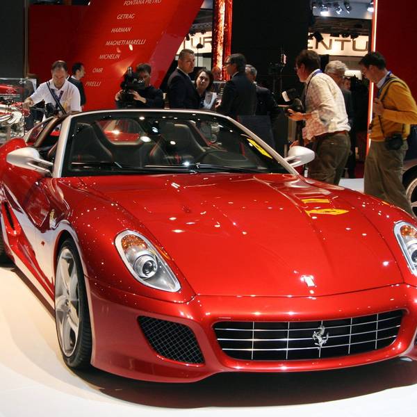 SA Aperta Ferrari wird auf einer Messe ausgestellt.