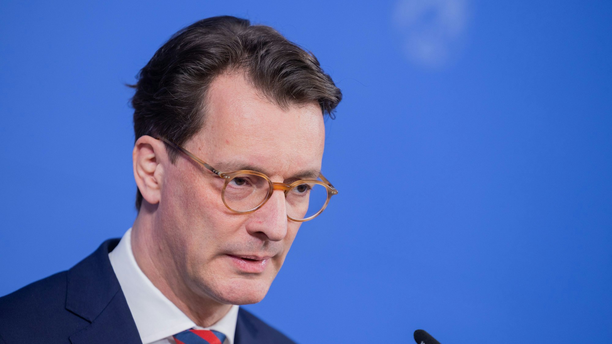 ARCHIV - 10.04.2025, Nordrhein-Westfalen, Düsseldorf: Hendrik Wüst (CDU), Ministerpräsident von Nordrhein-Westfalen, gibt in der Staatskanzlei ein Statement zu aktuellen politischen Themen ab. (zu dpa: «Wüst würdigt Papst-Einsatz für Arme und Schwache») Foto: Rolf Vennenbernd/dpa +++ dpa-Bildfunk +++