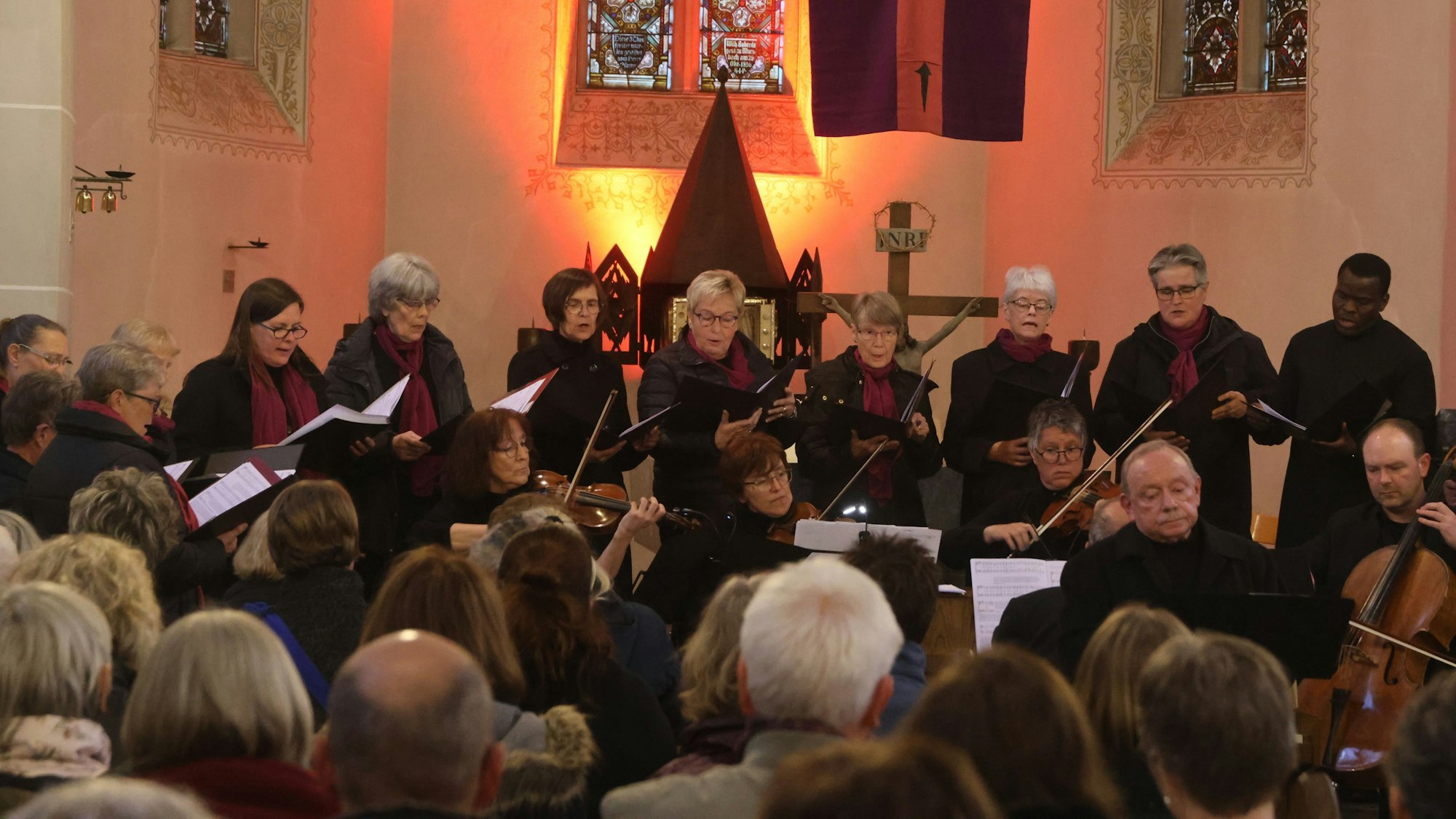 Ein Chor tritt in einer Kirche auf.