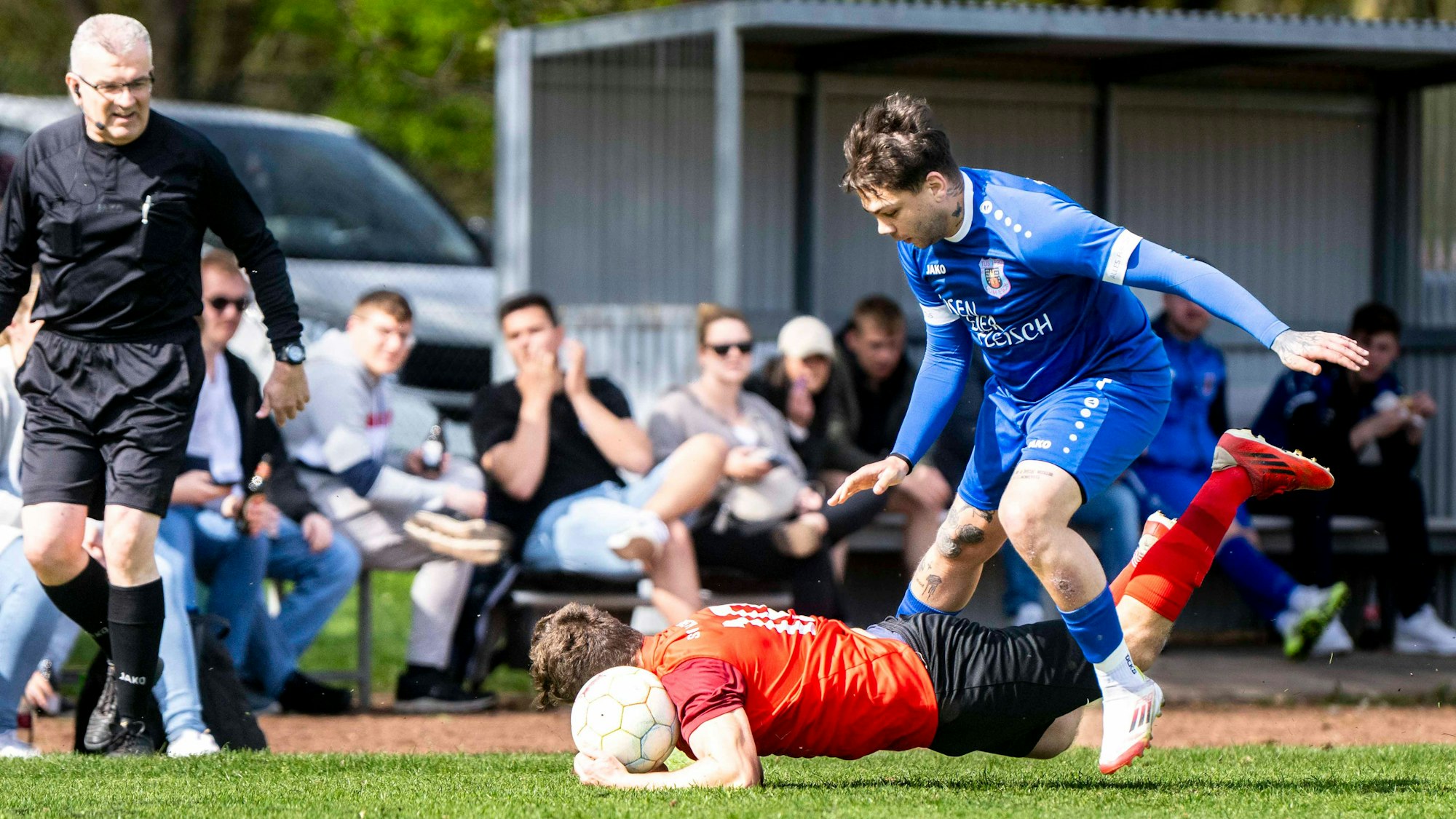Das Bild zeigt Wottrich, der versucht über einen Gegenspieler zu springen, der auf dem Boden liegt.