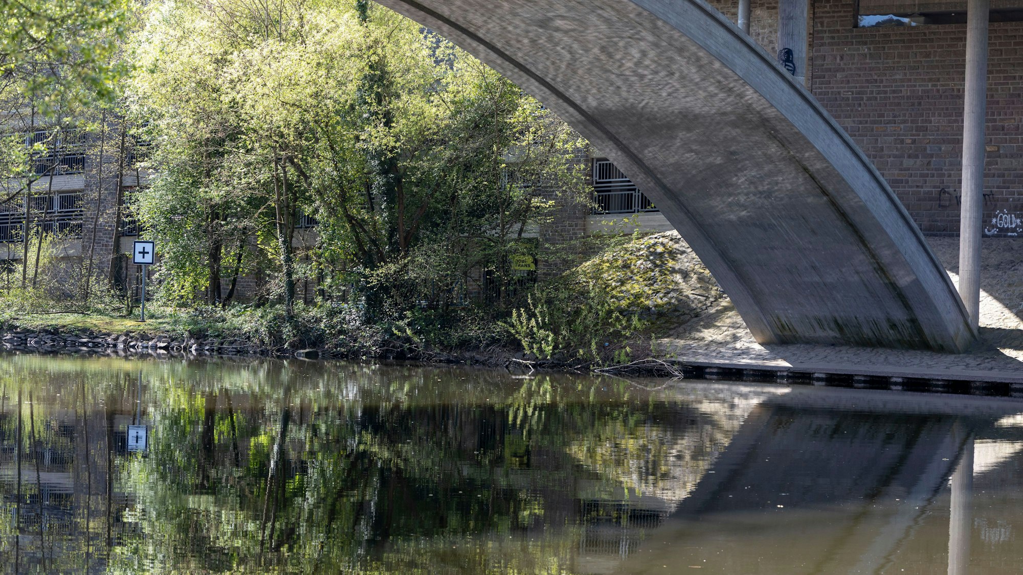 Ein Gebüsch an der Oberlahnbrücke. Die Polizei hat die Leiche des wochenlang vermissten Pawlos am Ostersonntag aus der Lahn geborgen. Ein Kanufahrer hatte das tote Kind in der Nähe der Oberlahnbrücke gefunden.