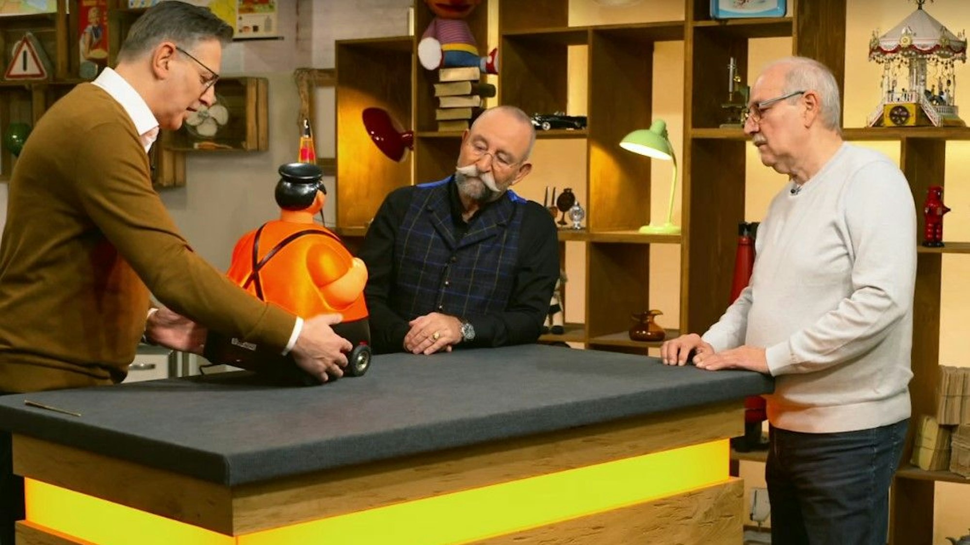 Robert Brandel (v.r.) mit Horst Lichter und Detlev Kümmell bei „Bares für Rares“.