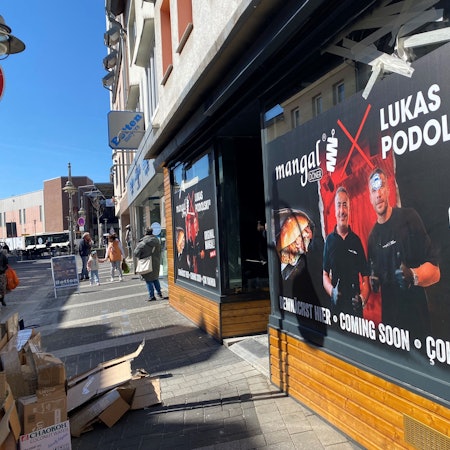 Zu sehen ist das Ladenlokal mit der Werbung für den neuen Döner-Imbiss am Schaufenster.