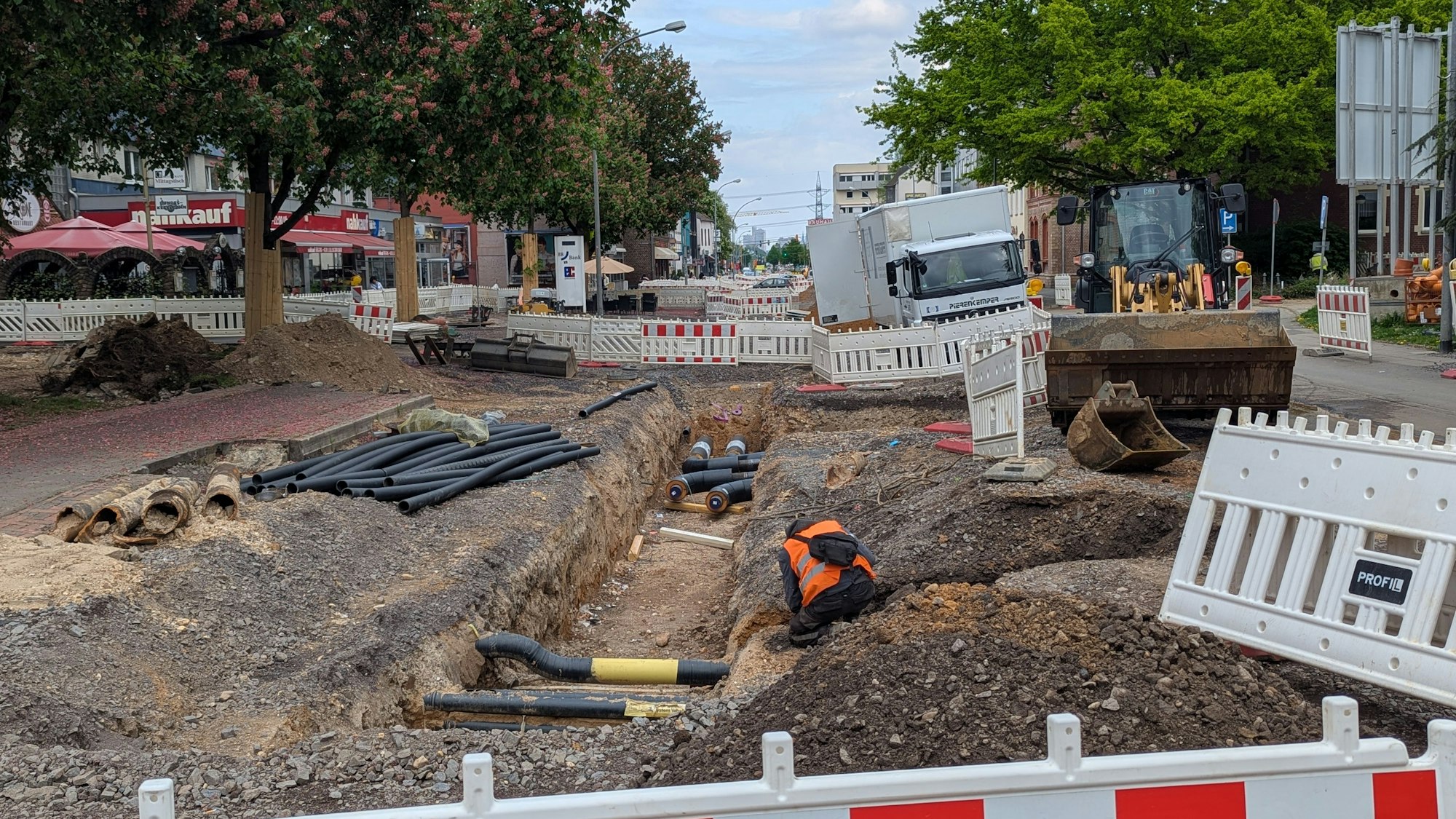 Das Foto zeigt die Verlegung von Fernwärmeleitungen in der Baugrube an der Luxemburger Straße.