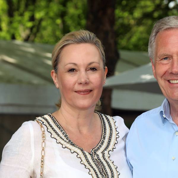Bettina und Christian Wulff posieren für Fotografen.