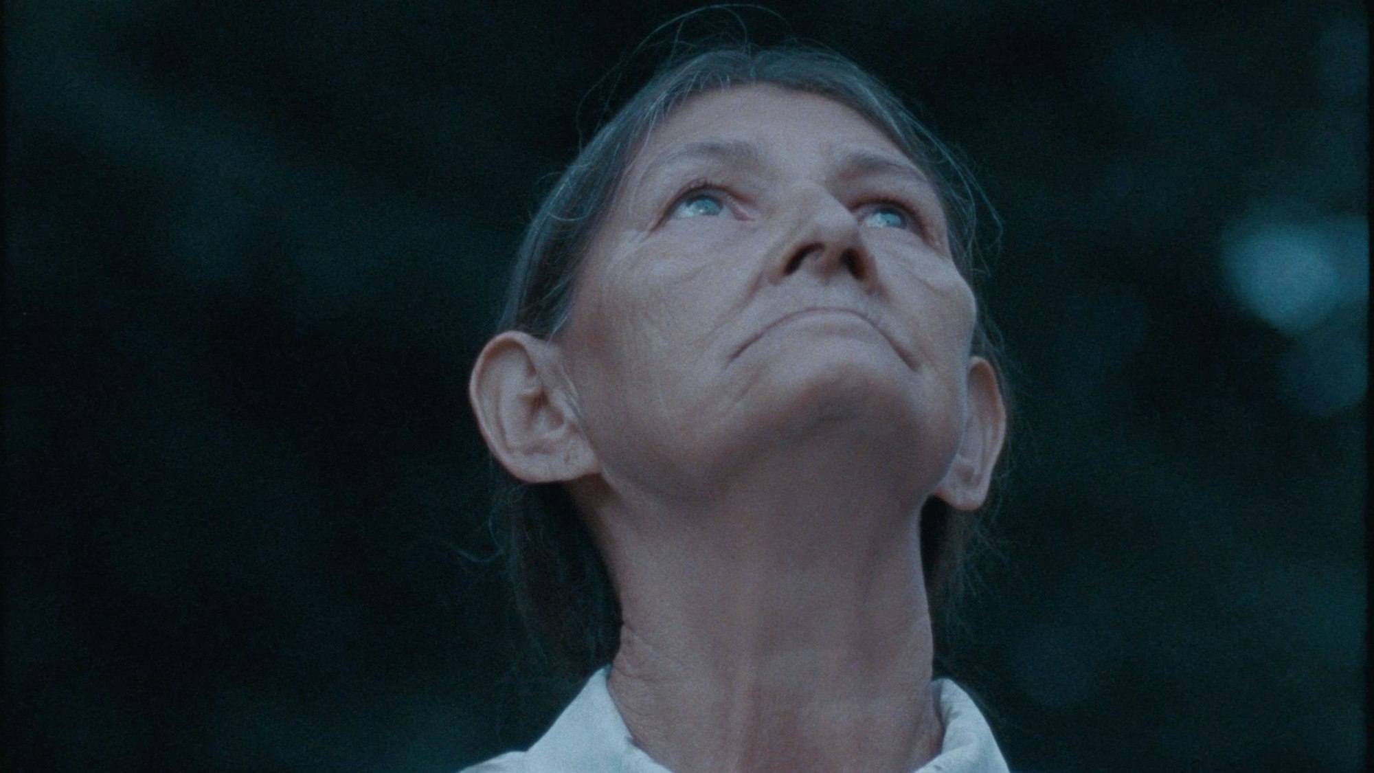 Eine Frau blickt in den Himmel.