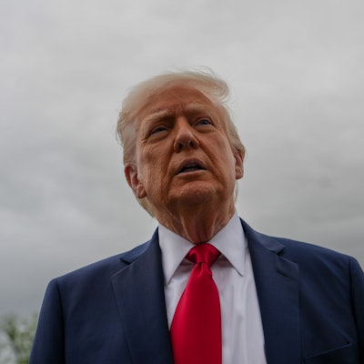 Präsident Donald Trump spricht zu den Medien am Rande des White House Easter Egg Roll.