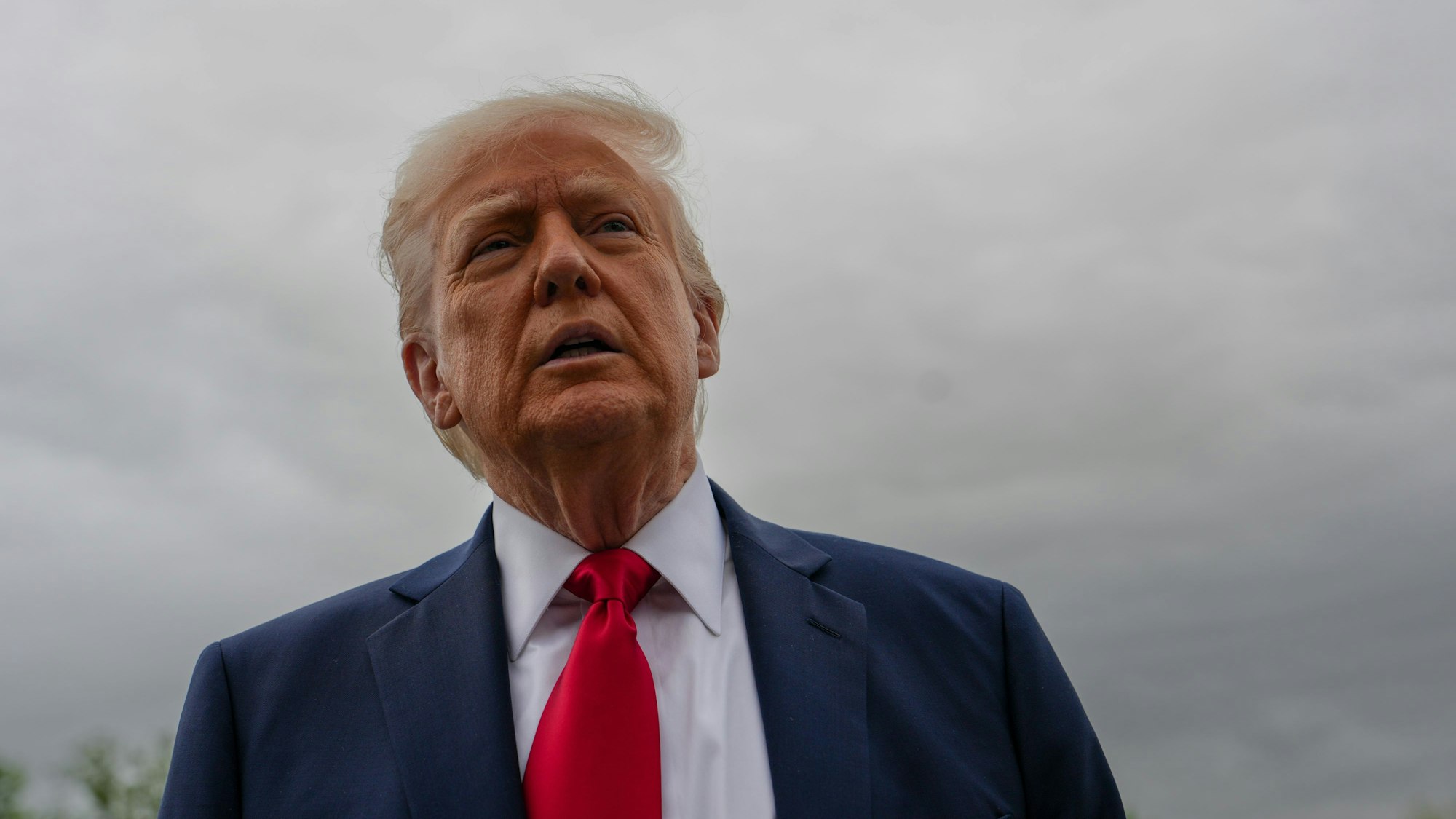 Präsident Donald Trump spricht zu den Medien am Rande des White House Easter Egg Roll.