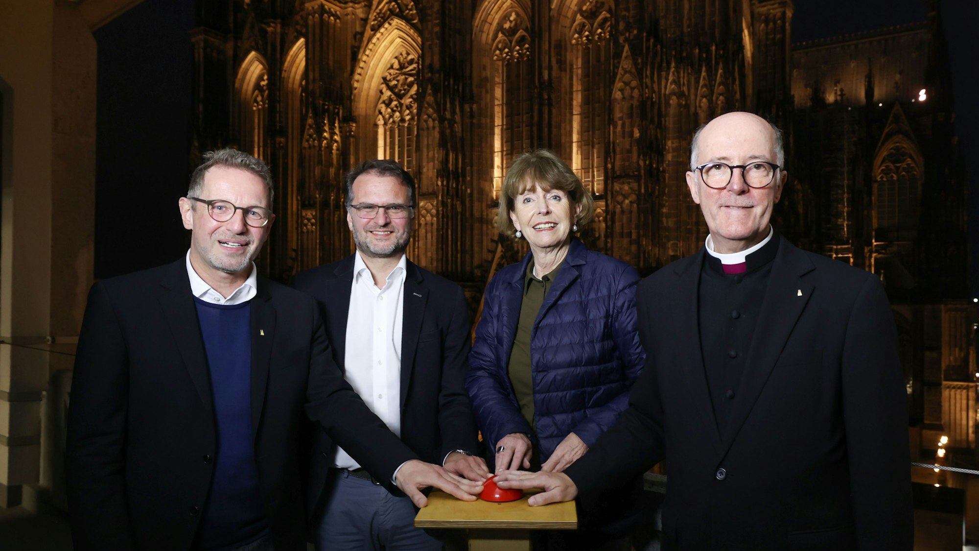 Dombaumeister Peter Füssenich, Rhein-Energie-Chef Andreas Feist, Oberbürgermeisterin Henriette Reker und Dompropst Guido Assmann stellten die neue Dombeleuchtung vor.