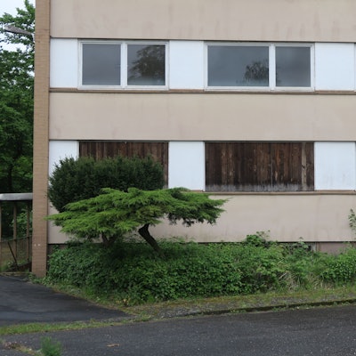 Ein mehrstöckiges Gebäude ist offenbar unbewohnt.