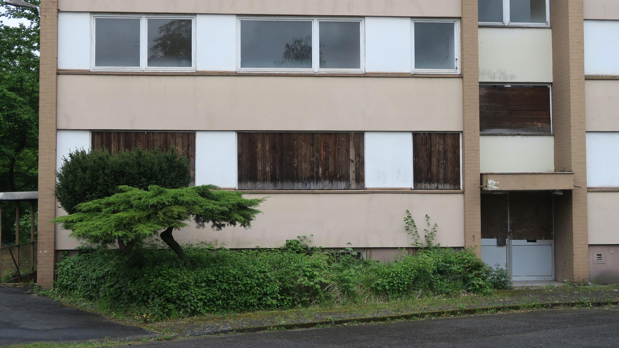 Ein mehrstöckiges Gebäude ist offenbar unbewohnt.