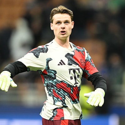 Jonas Urbig im Aufwärmtrikot von Bayern München.