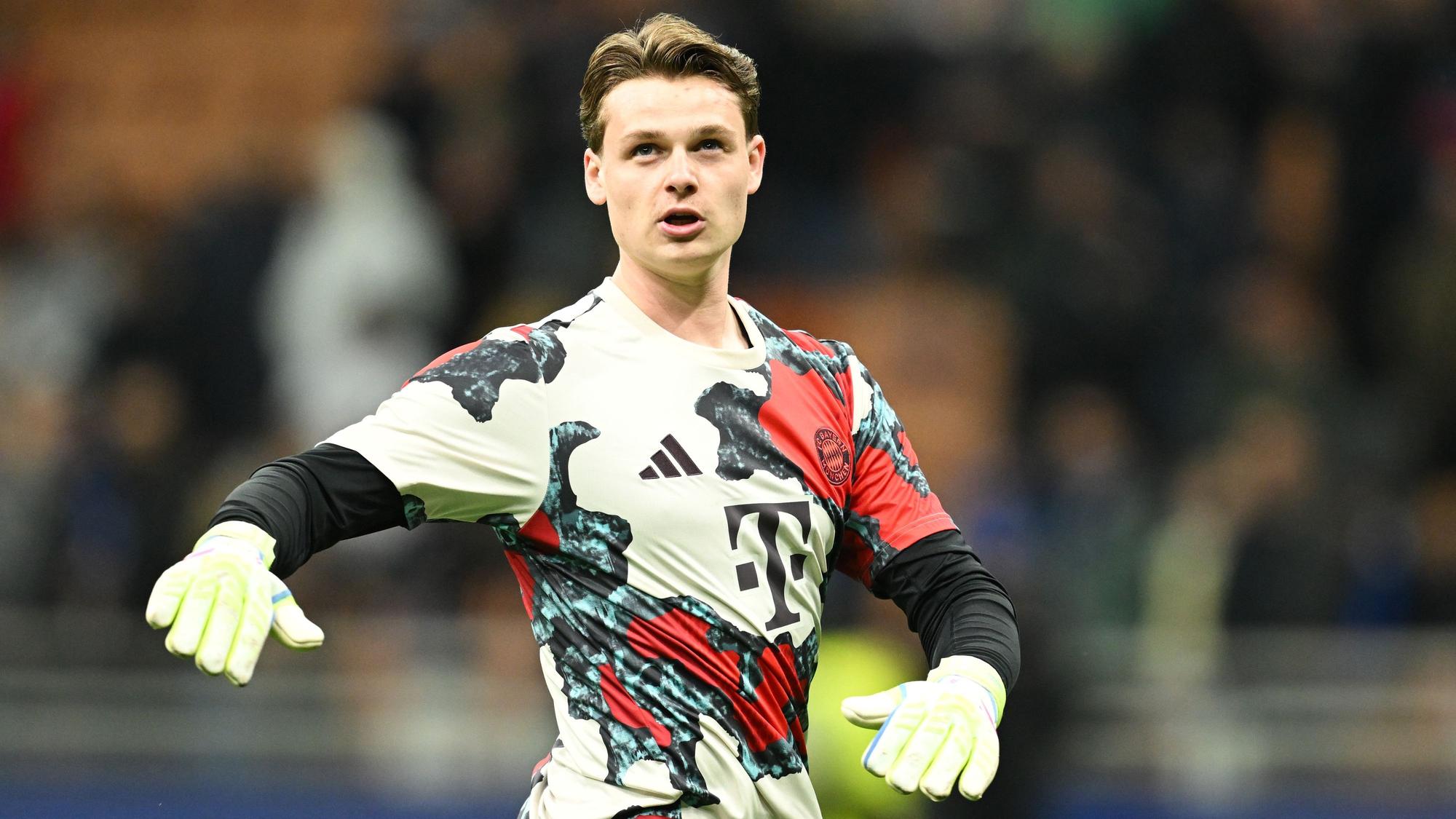 Jonas Urbig im Aufwärmtrikot von Bayern München.