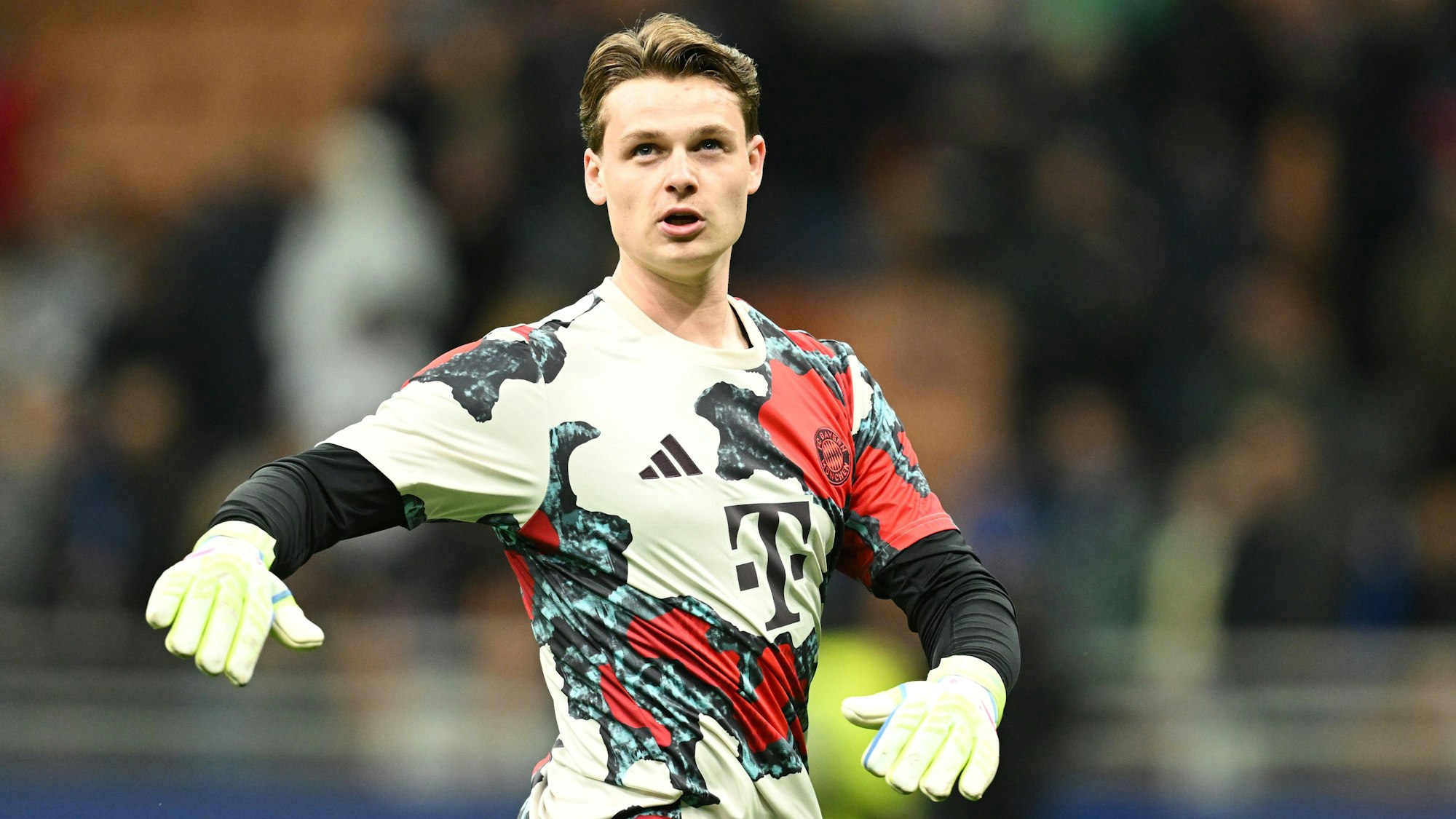 Jonas Urbig im Aufwärmtrikot von Bayern München.