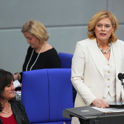 ARCHIV - 25.03.2025, Berlin: Julia Klöckner (CDU), Bundestagspräsidentin, spricht erstmals in ihrem neuen Amt bei der konstituierenden Sitzung des neuen Bundestags. (zu dpa: «Klöckners Kirchenkritik stößt auf breiten Widerspruch») Foto: Michael Kappeler/dpa +++ dpa-Bildfunk +++