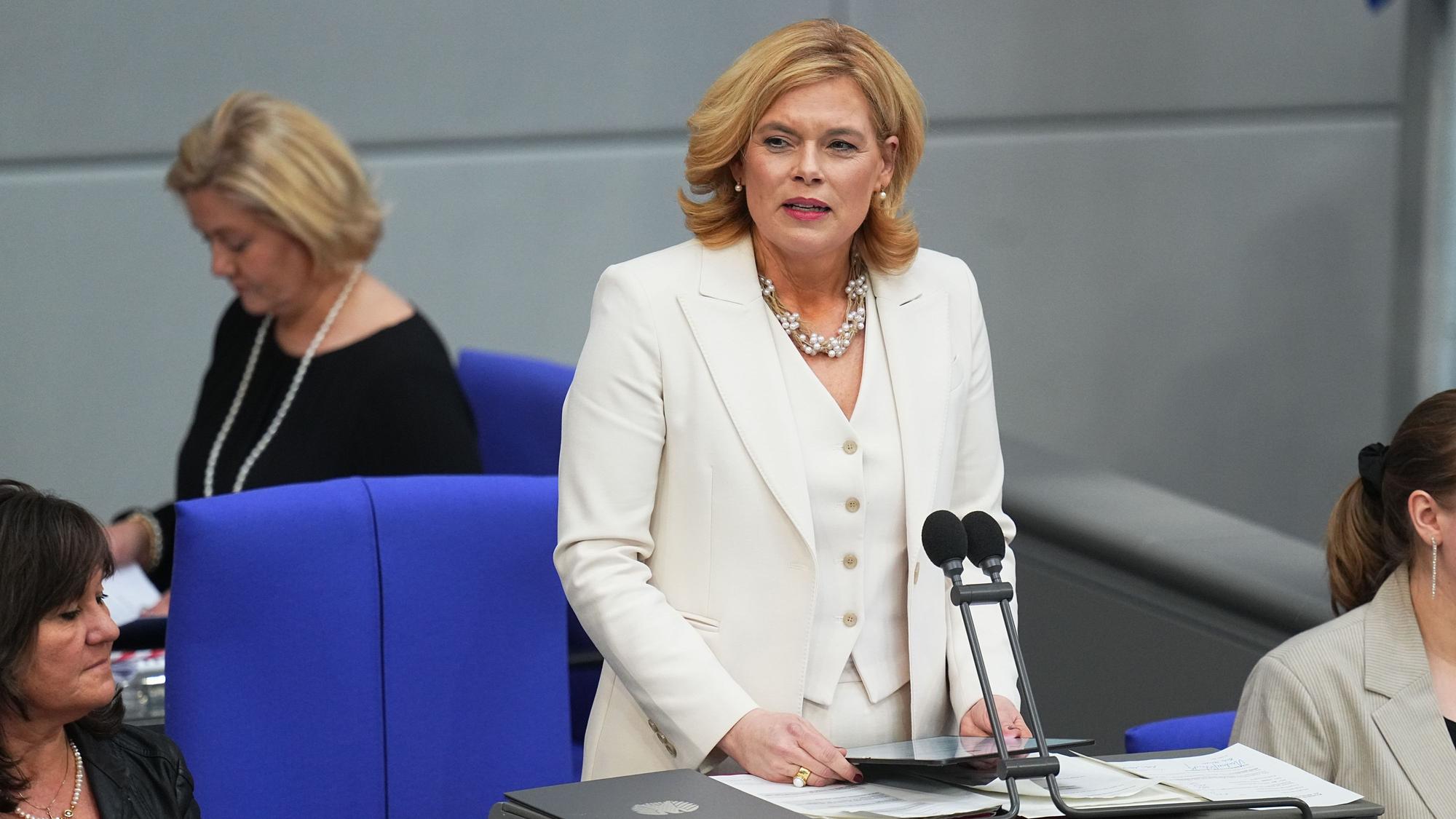 ARCHIV - 25.03.2025, Berlin: Julia Klöckner (CDU), Bundestagspräsidentin, spricht erstmals in ihrem neuen Amt bei der konstituierenden Sitzung des neuen Bundestags. (zu dpa: «Klöckners Kirchenkritik stößt auf breiten Widerspruch») Foto: Michael Kappeler/dpa +++ dpa-Bildfunk +++