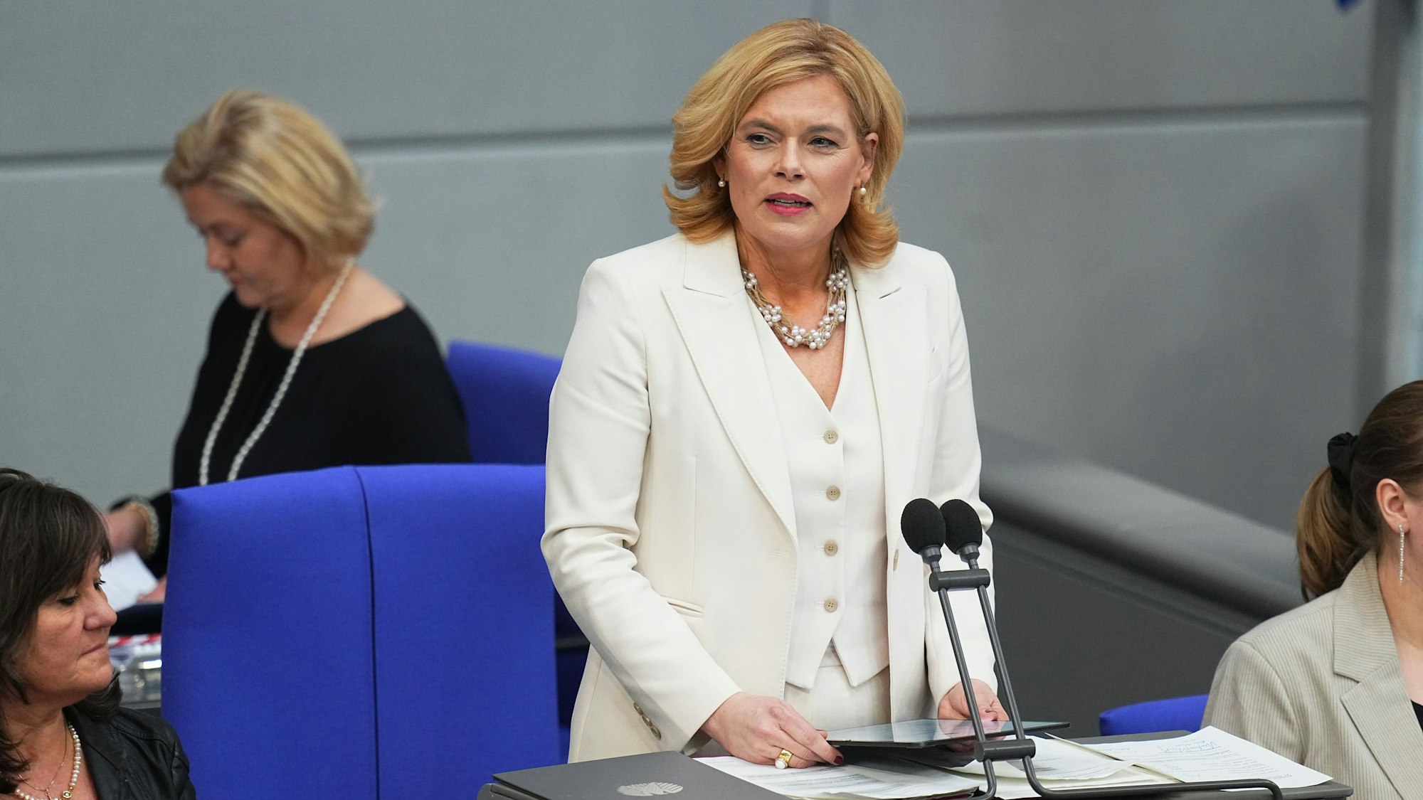 ARCHIV - 25.03.2025, Berlin: Julia Klöckner (CDU), Bundestagspräsidentin, spricht erstmals in ihrem neuen Amt bei der konstituierenden Sitzung des neuen Bundestags. (zu dpa: «Klöckners Kirchenkritik stößt auf breiten Widerspruch») Foto: Michael Kappeler/dpa +++ dpa-Bildfunk +++