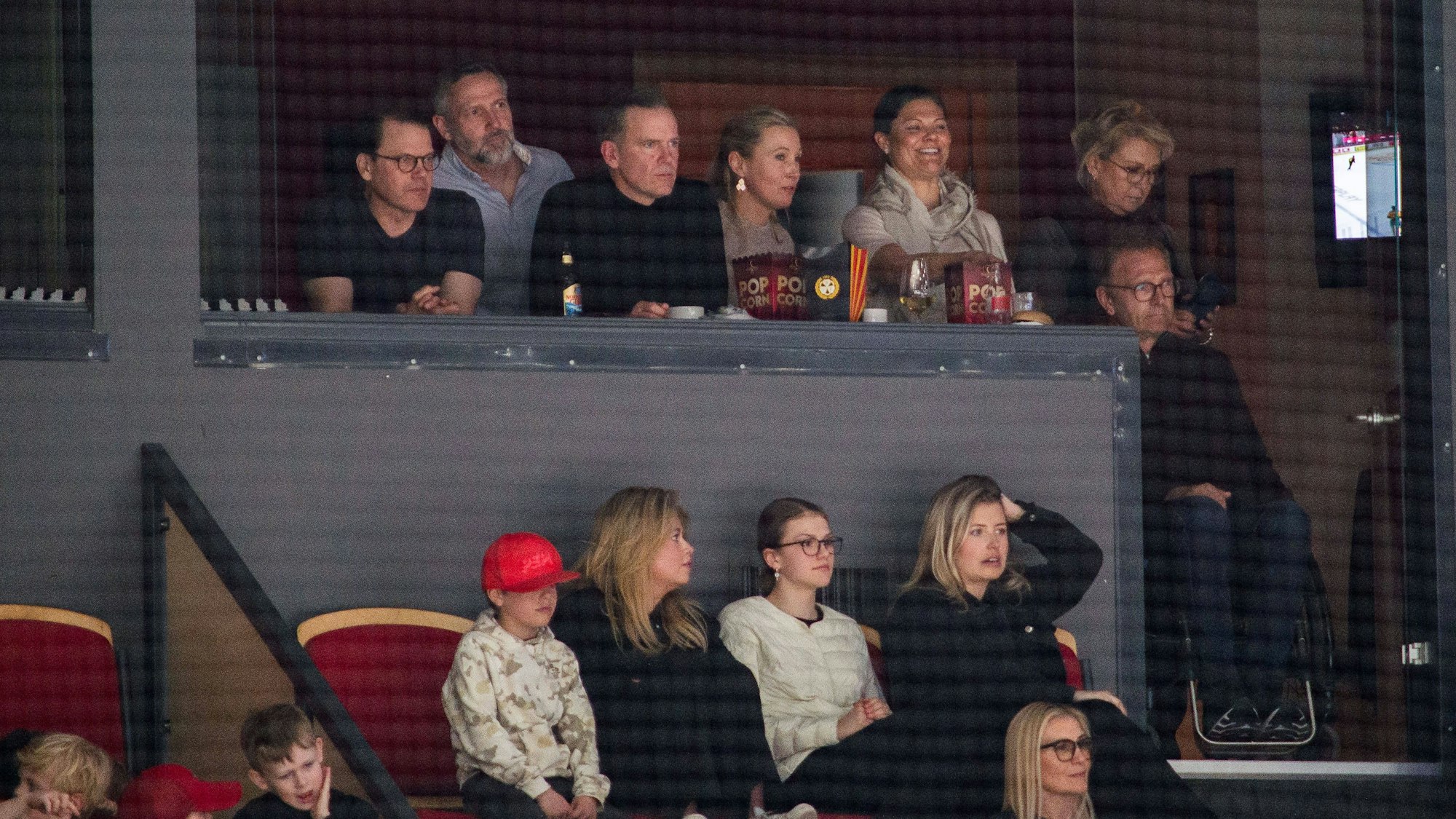 Prinz Daniel (oben, l), Kronprinzessin Victoria (oben, r), Prinz Oscar (unten, 2vl) und Prinzessin Estelle (unten, 2vr) fiebern beim Eishockeyspiel mit.