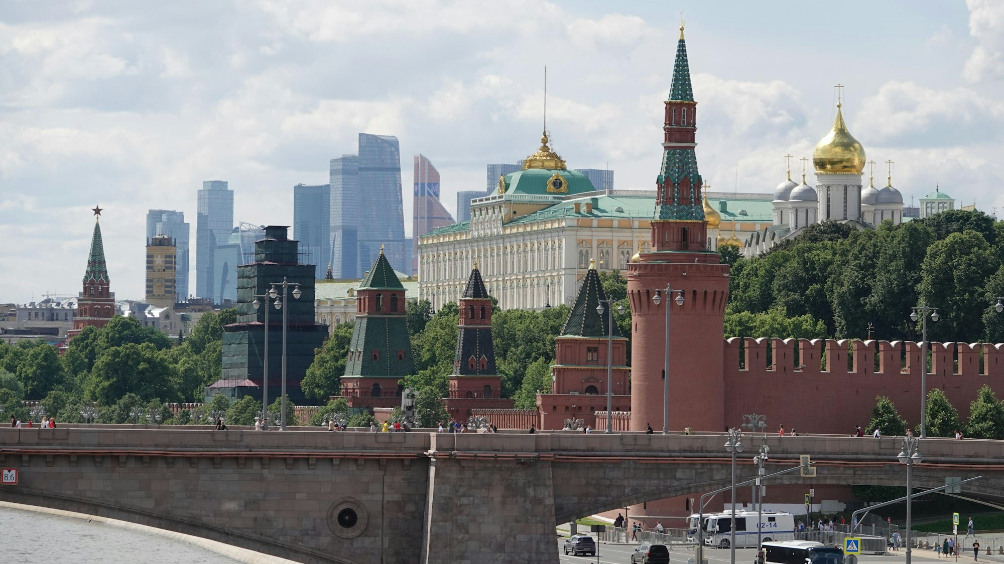 ARCHIV - 09.06.2024, Russland, Moskau: Von der Moskwa aus sind hinter der Brücke der Kreml und das Hochhaus- und Geschäftsviertel Moskwa City (Hintergrund) zu sehen. (zu dpa: «Kreml begrüßt Nein der USA zur Nato-Aufnahme der Ukraine») Foto: Ulf Mauder/dpa +++ dpa-Bildfunk +++