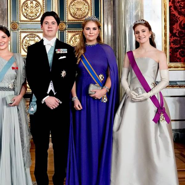 Die zukünftigen Königinnen Prinzessin Estelle von Schweden, Prinzessin Ingrid Alexandra von Norwegen, Prinzessin Catharina-Amalia der Niederlande und Prinzessin Elisabeth von Belgien lächeln 2023 neben dem Prinzen von Dänemark in die Kamera.