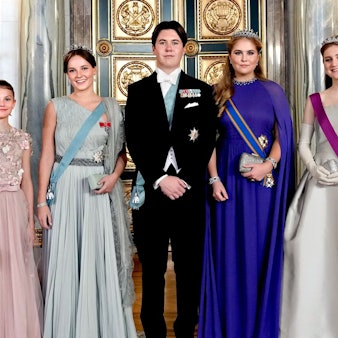 Die zukünftigen Königinnen Prinzessin Estelle von Schweden, Prinzessin Ingrid Alexandra von Norwegen, Prinzessin Catharina-Amalia der Niederlande und Prinzessin Elisabeth von Belgien lächeln 2023 neben dem Prinzen von Dänemark in die Kamera.
