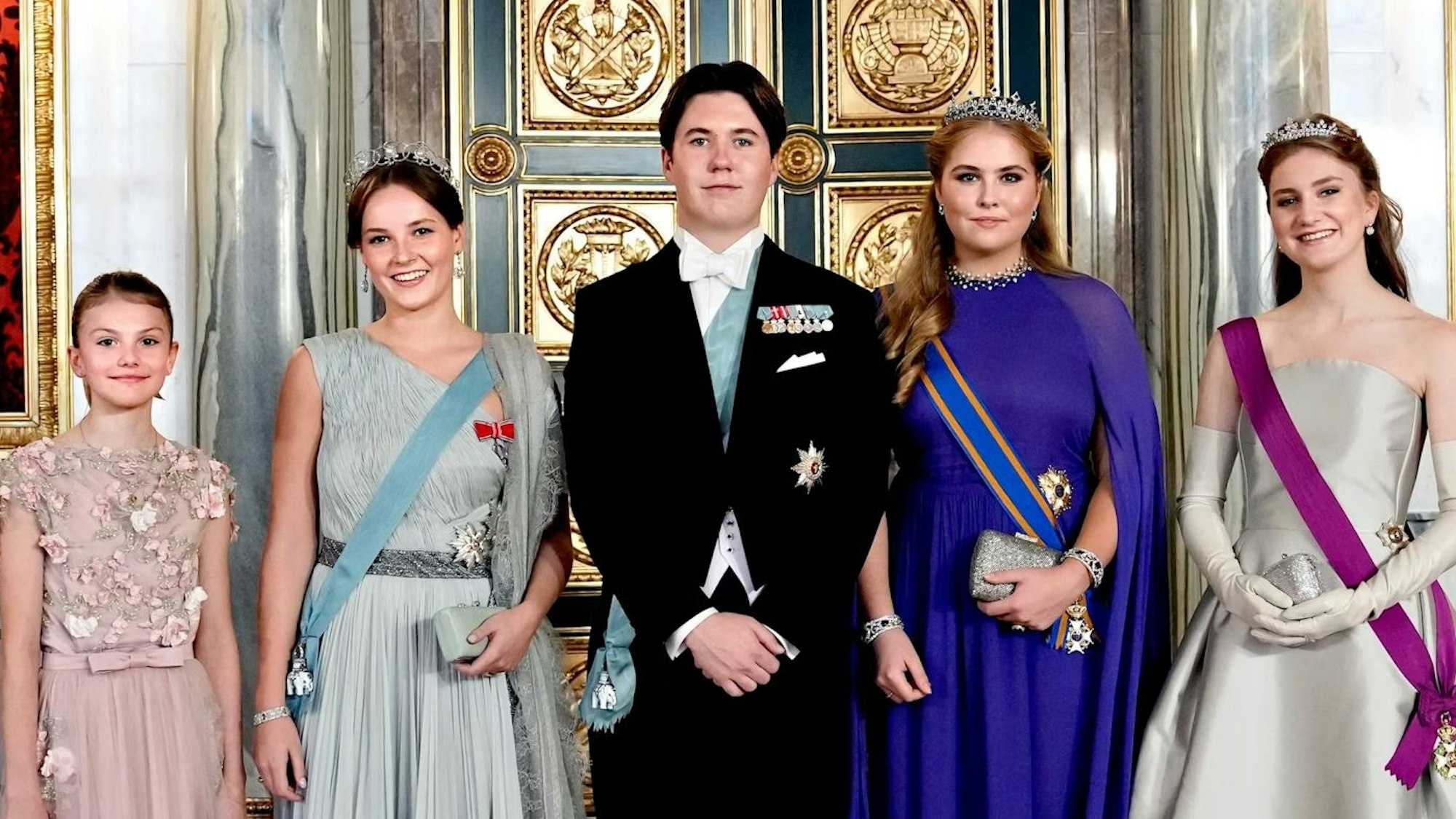 Die zukünftigen Königinnen Prinzessin Estelle von Schweden, Prinzessin Ingrid Alexandra von Norwegen, Prinzessin Catharina-Amalia der Niederlande und Prinzessin Elisabeth von Belgien lächeln 2023 neben dem Prinzen von Dänemark in die Kamera.