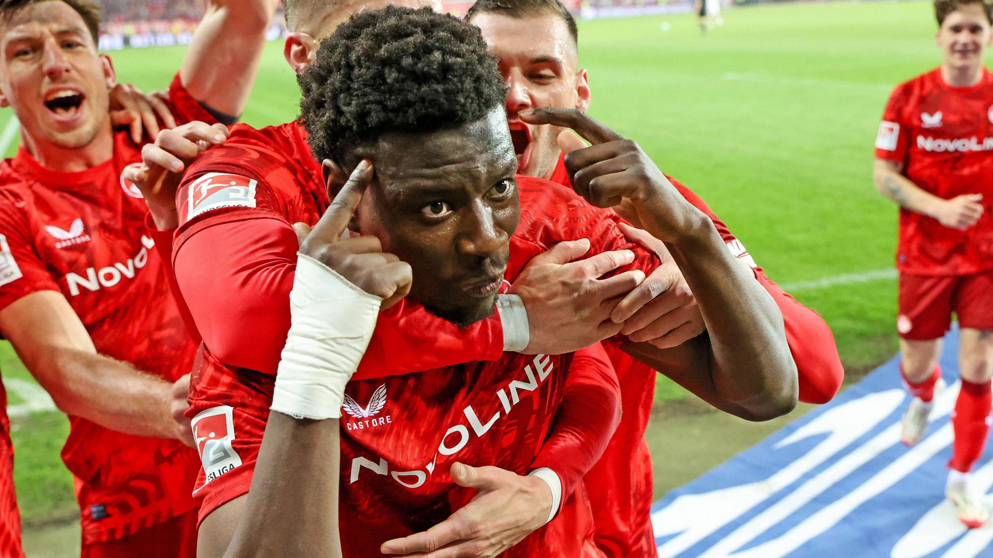 Mit 16 Toren gehört Ragnar Ache vom 1. FC Kaiserslautern zu den Besten der 2. Liga. Der 1. FC Köln soll Interesse an einer Verpflichtung haben.