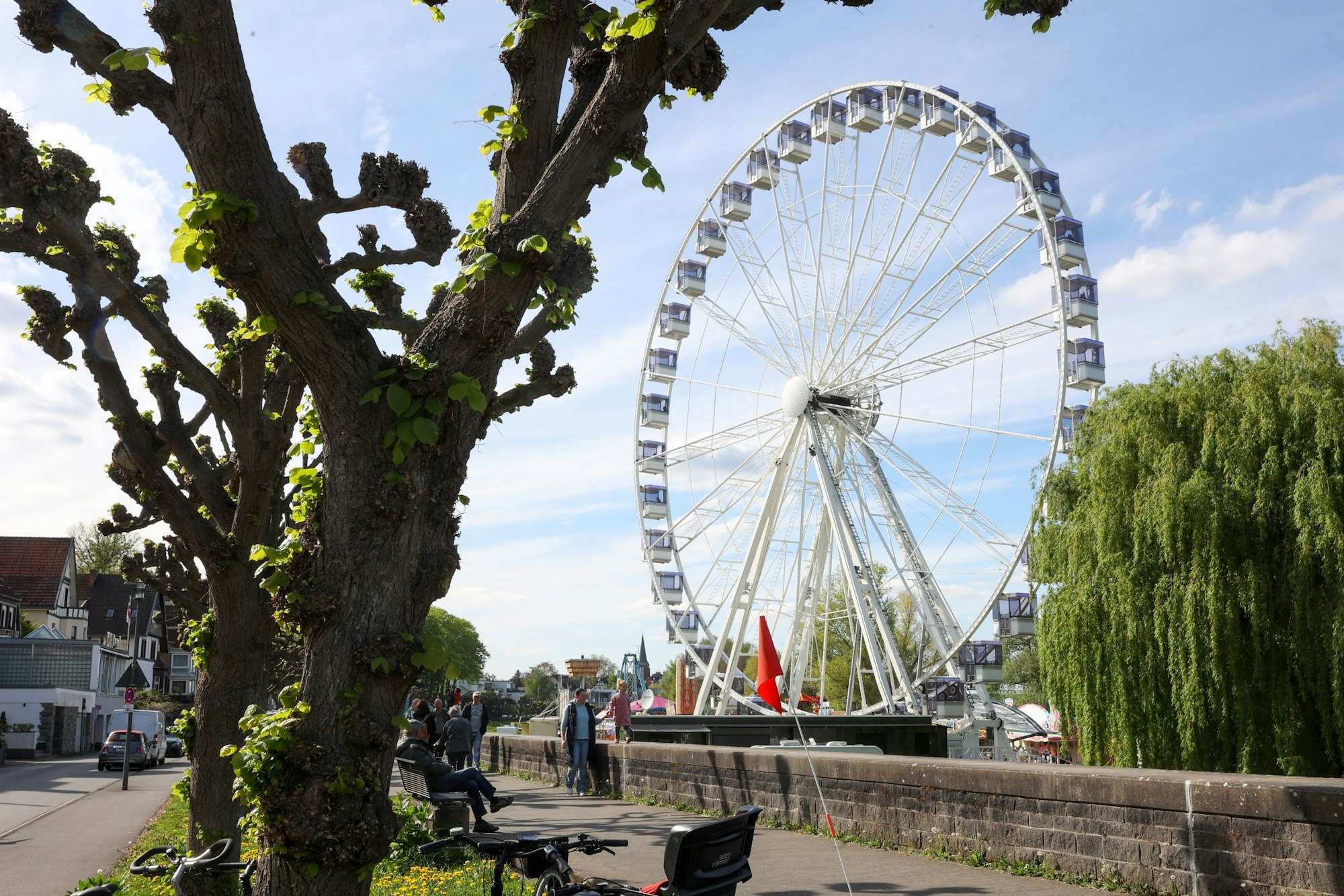 Sogar das Riesenrad ist mit der Deutzer Kirmes an die Kölsche Riviera in Rodenkirchen gezogen.