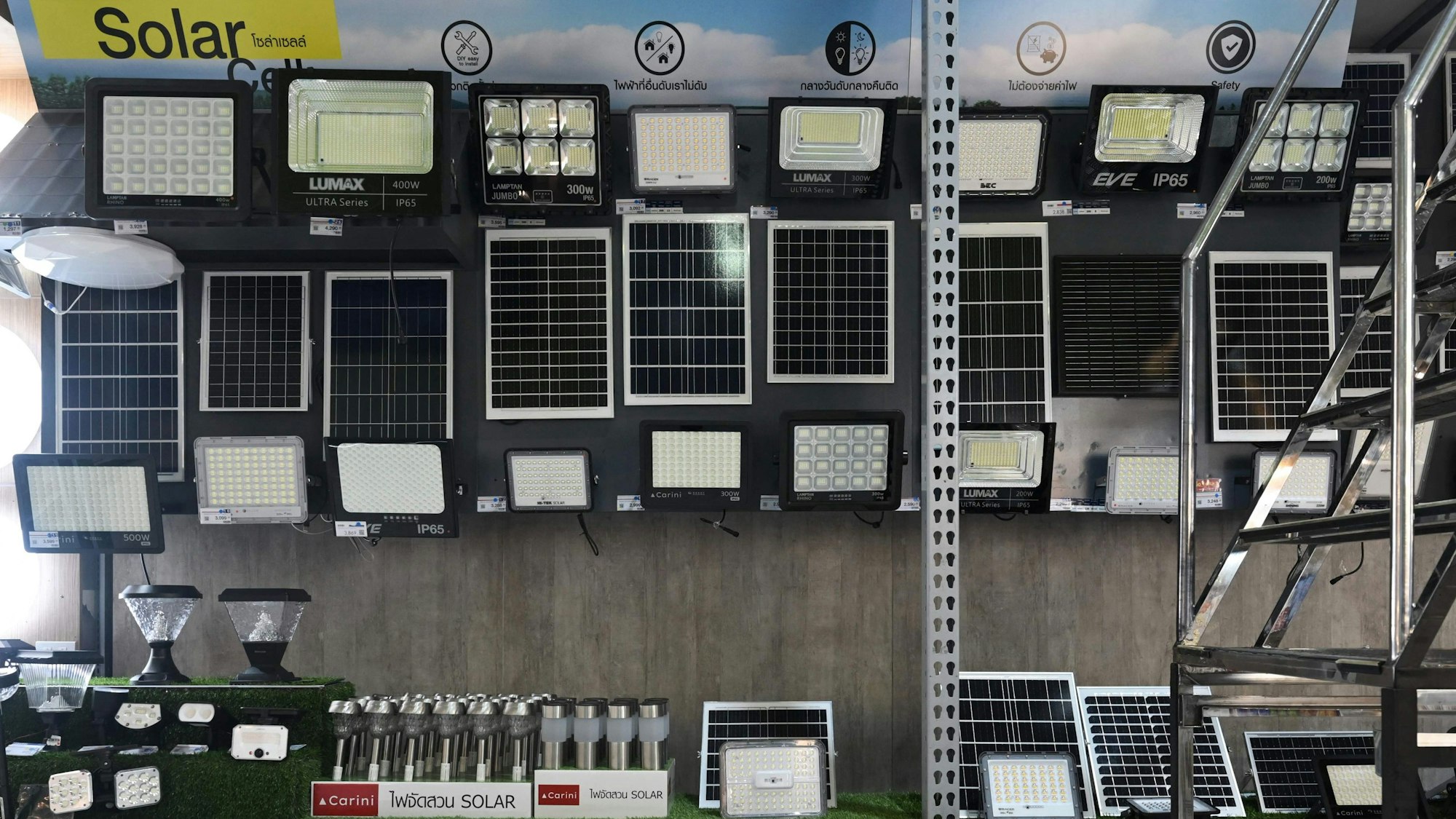 Solarpanele werden in einem Geschäft in Bangkok angeboten.